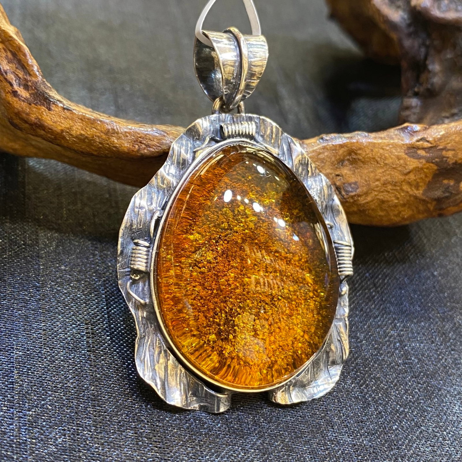 An Exquisite Beeswax Inlaid Silver Necklace: An Exquisite Beeswax Inlaid Silver Necklace,Size:31.7mm,Weight:12.8g 蜜蜡镶银项链