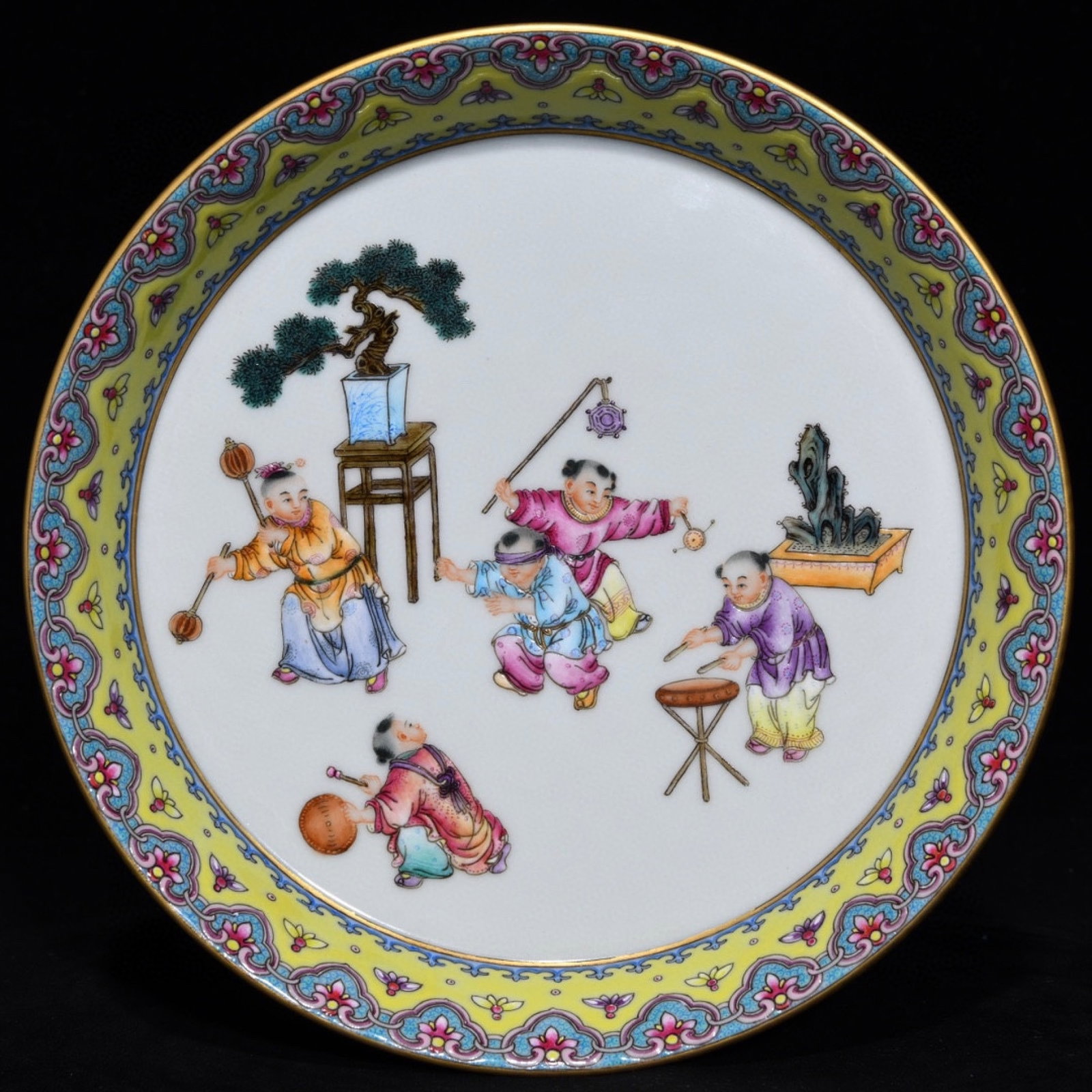An Exquisite Famille-Rose Painted Gold Character and Story Pattern Brush Washer: An Exquisite Famille-Rose Painted Gold Character and Story Pattern Brush Washer,Qing Dynasty,China,Qianlong Four-character Mark,Size:1.4inx7.1in 粉彩描金人物故