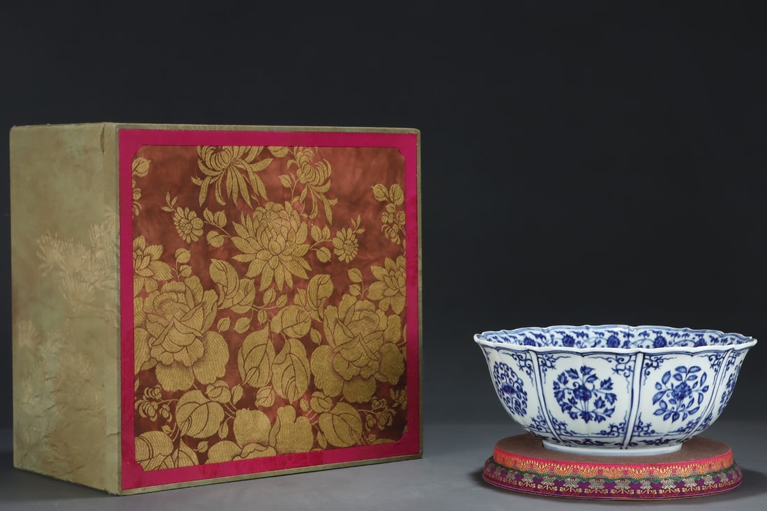A RareBlue And White Lobed-Rim Bowl With Flowers And Dragons: A RareBlue And White Lobed-Rim Bowl With Flowers And Dragons,Ming Dynasty, China,Size:4.9inx11.8in