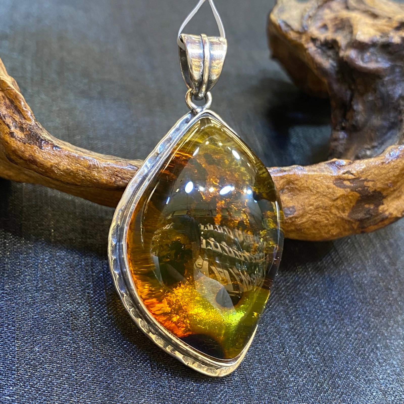 An Exquisite Beeswax Inlaid Silver Necklace: An Exquisite Beeswax Inlaid Silver Necklace,Size:26.7mm,Weight:16.2g 蜜蜡镶银项链