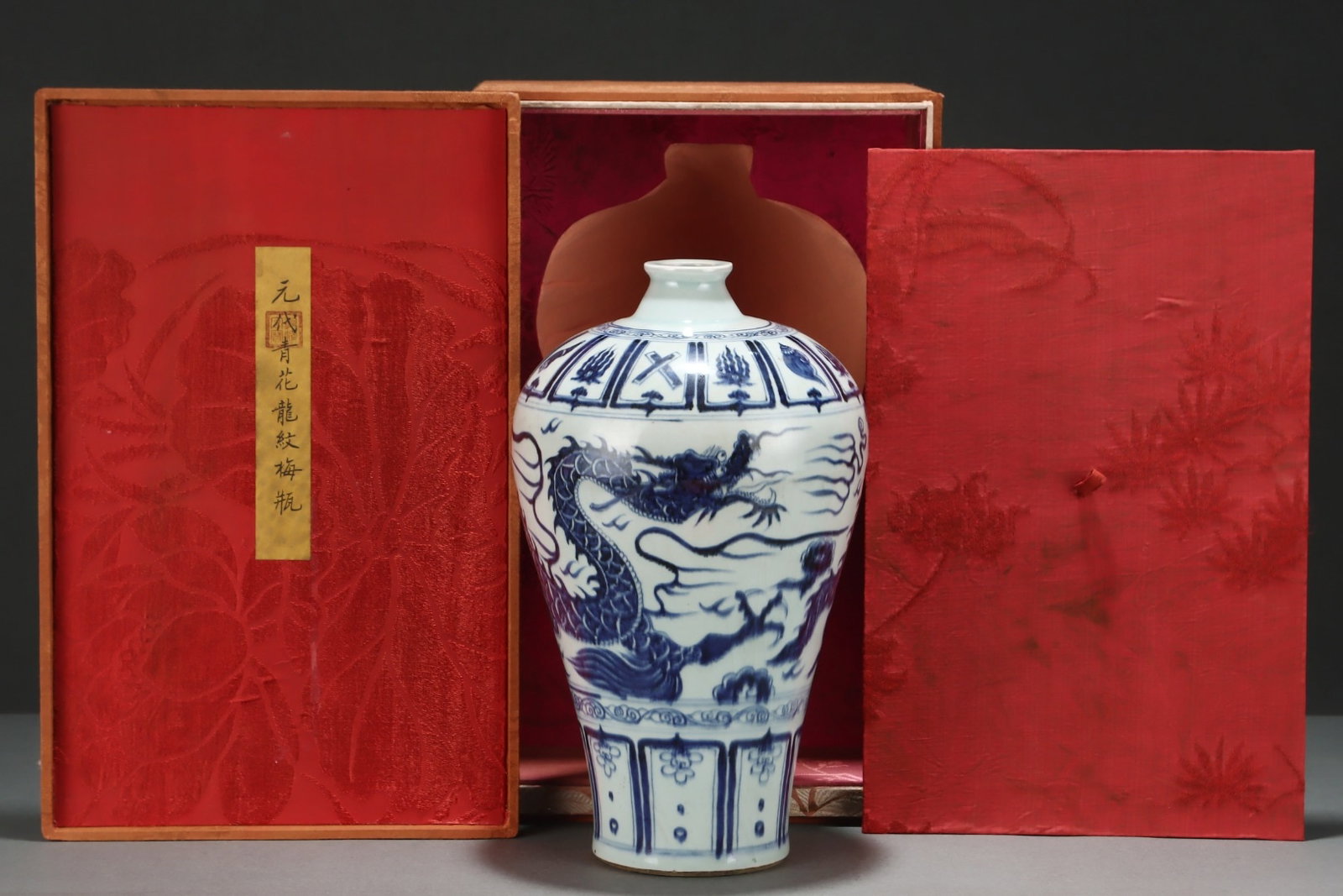 An Exquisite Blue and White Dragon Pattern Vase: An Exquisite Blue and White Dragon Pattern Vase,Yuan Dynasty,China,Size:12.8inx7.7in 青花龙纹瓶,中国元代