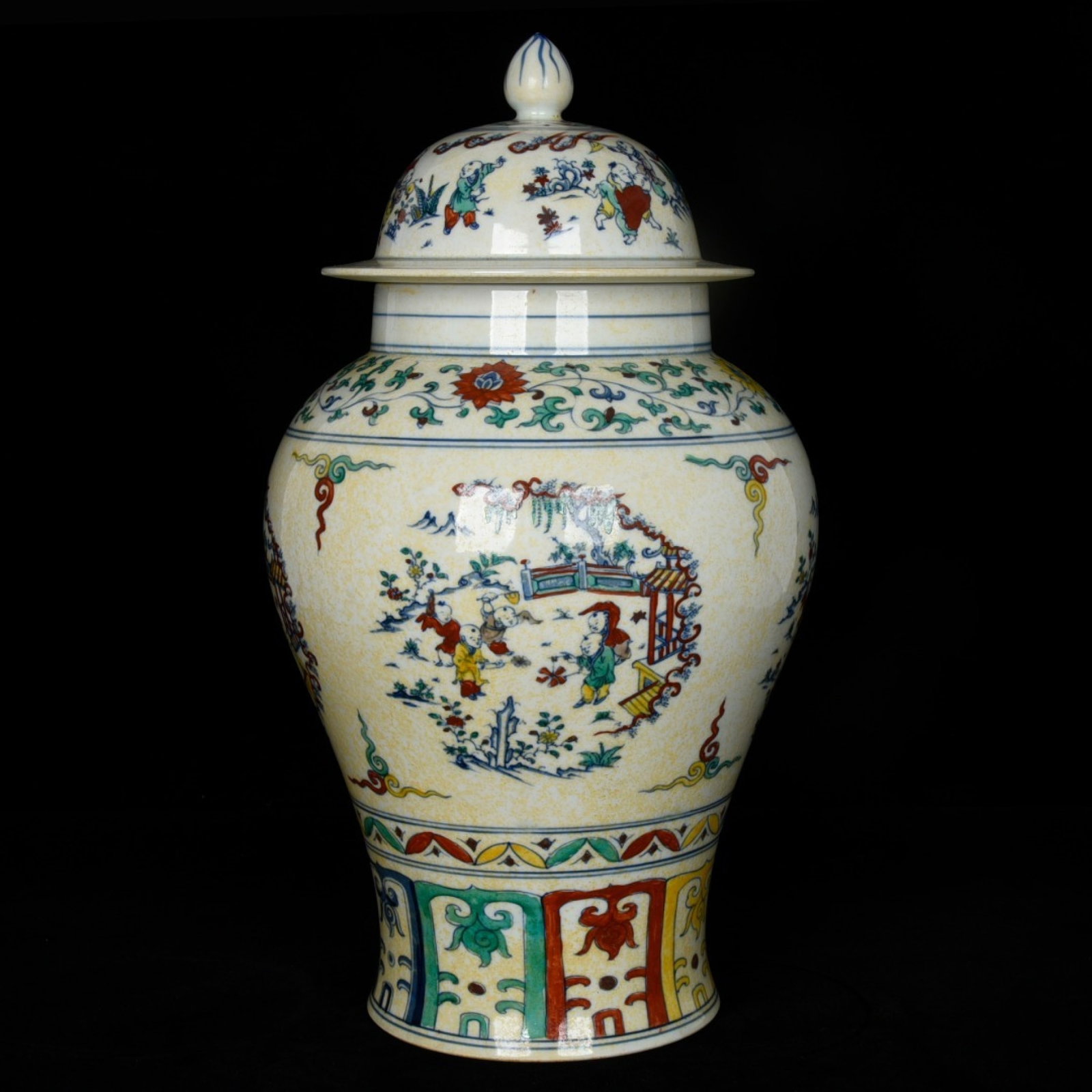 A Huge Doucai Character and Story Pattern Jar with Cover: A Huge Doucai Character and Story Pattern Jar with Cover,Ming Dynasty,China,Chenghua Six-character Mark,Size:15.7inx9.8in 斗彩人物故事纹盖罐,È