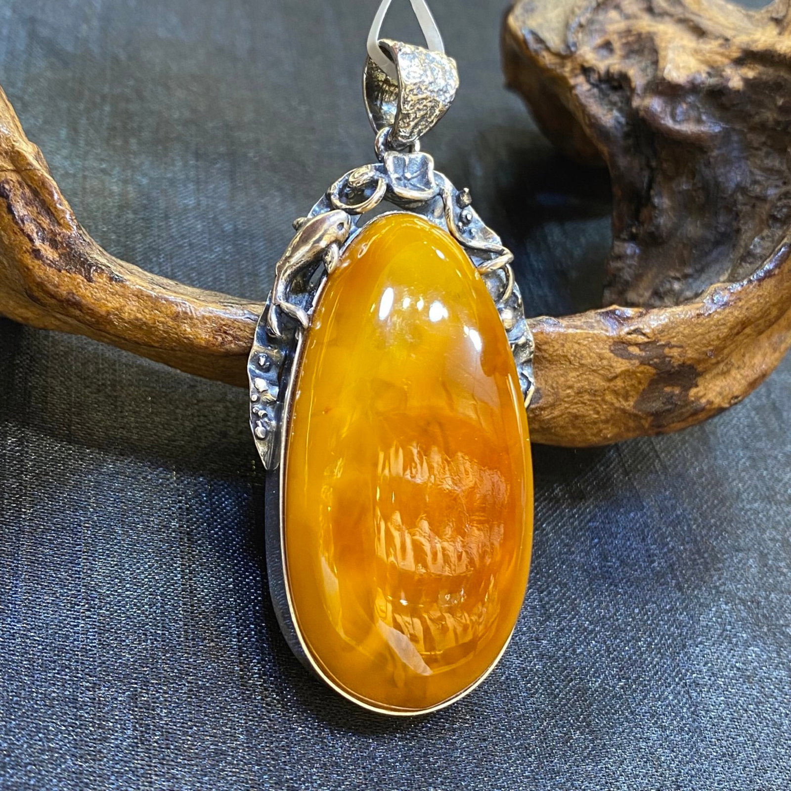 An Exquisite Beeswax Inlaid Silver Necklace: An Exquisite Beeswax Inlaid Silver Necklace,Size:24.6mm,Weight:16.6g 蜜蜡镶银项链