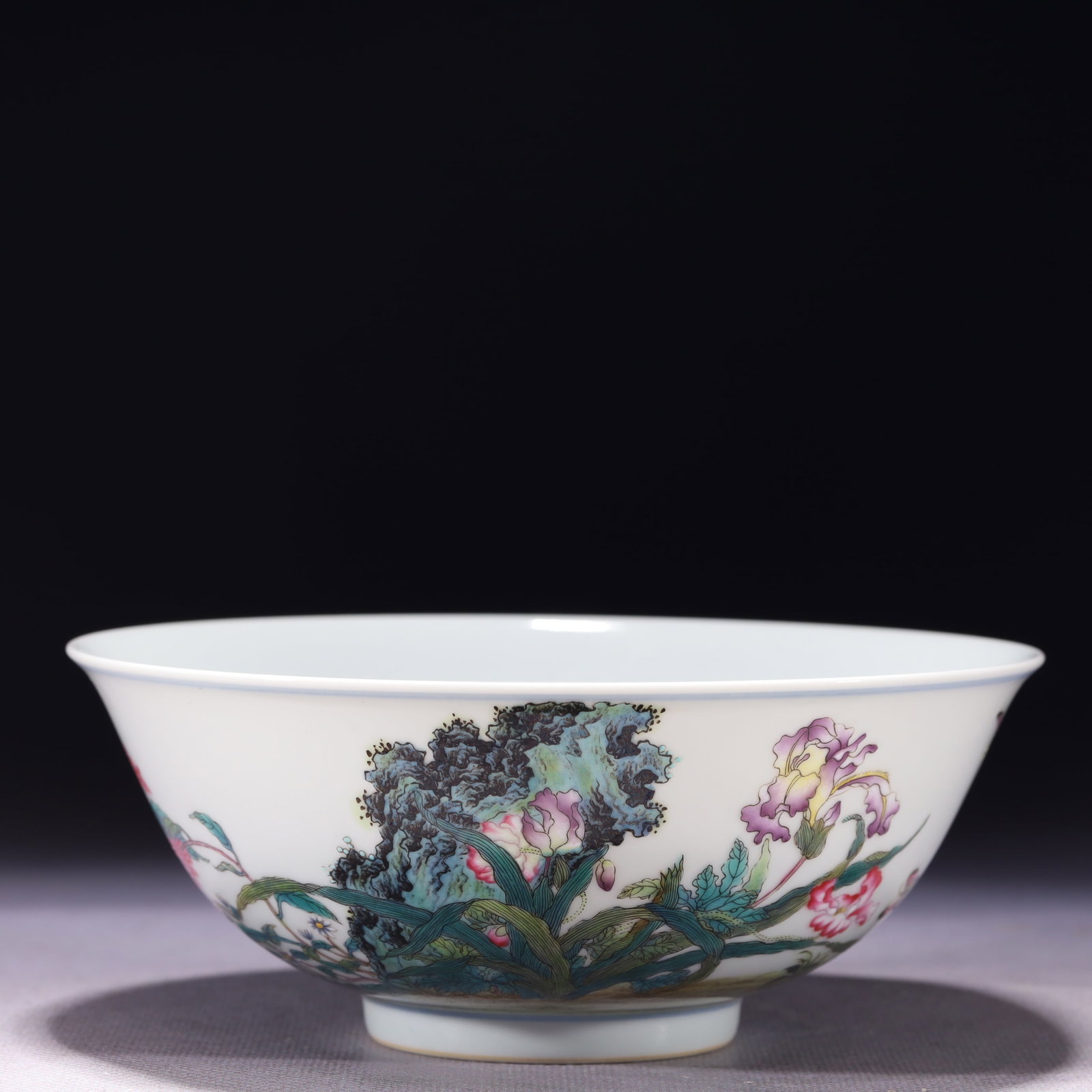 An Exquisite Famille-Rose Flower and Butterfly Pattern Bowl,with poem: An Exquisite Famille-Rose Flower and Butterfly Pattern Bowl,with poem,Qing Dynasty,China,Yongzheng Six-character Mark,Size:5.9inx2.4in,Weight:200g 粉彩花卉蝴蝶ń