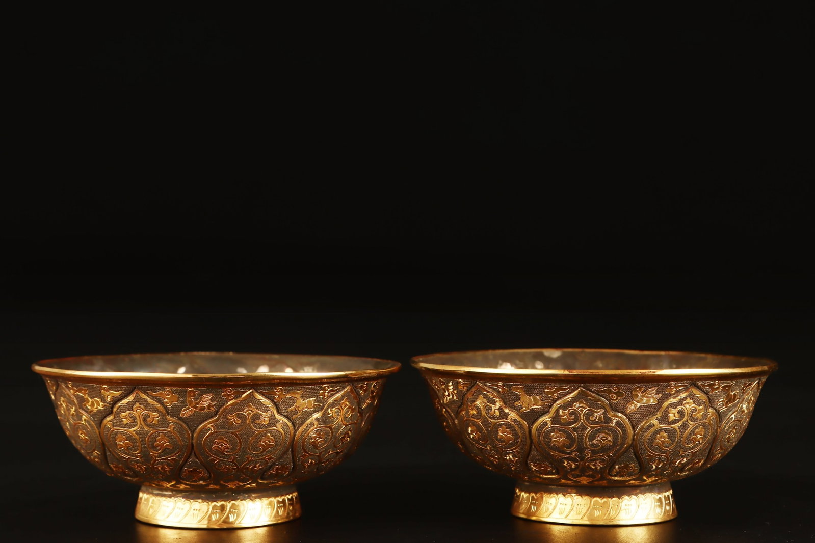 A Pair of Exquisite Gilt Lotus Pattern Bowls: A Pair of Exquisite Gilt Lotus Pattern Bowls,Qing Dynasty,China,Qianlong Four-character Mark,Size:2.4inx5.3in,Weight:924g 一对鎏金缠枝莲纹碗,È