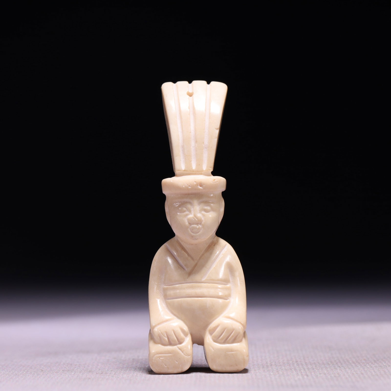 An Archaic Hongshan Culture White chicken bones Figure Ornament: An Archaic Hongshan Culture White chicken bones Figure Ornament,Ancient Time,China,Size:0.9inx0.5inx2.8in,Weight:32g 红山文化鸡骨白人物摆