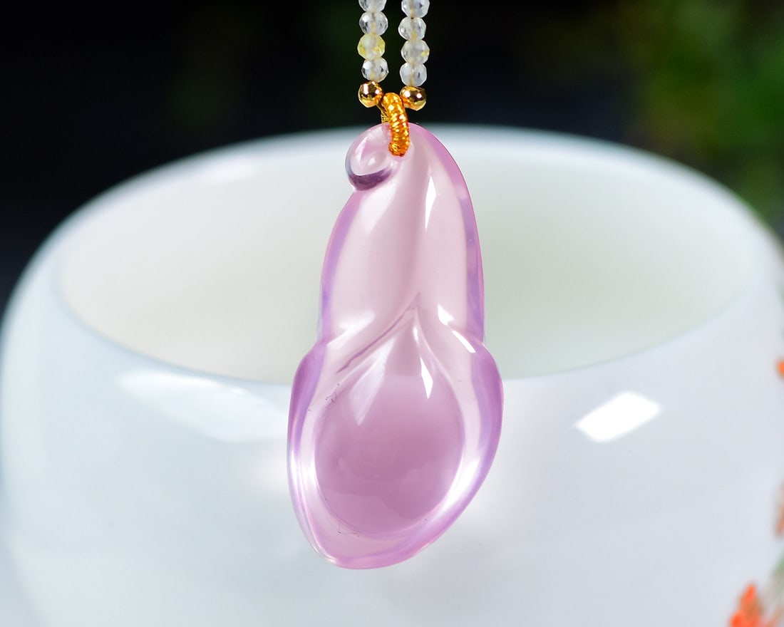 An Exquisite Natural Mozambican Starry Rose Quartz Magnolia Pendant: An Exquisite Mozambican Starry Rose Quartz Magnolia Pendant. Soft pink and watery hue with asterism. Paired with a choker chain. Size: 35.4mm×16.8mm×10.6mm.