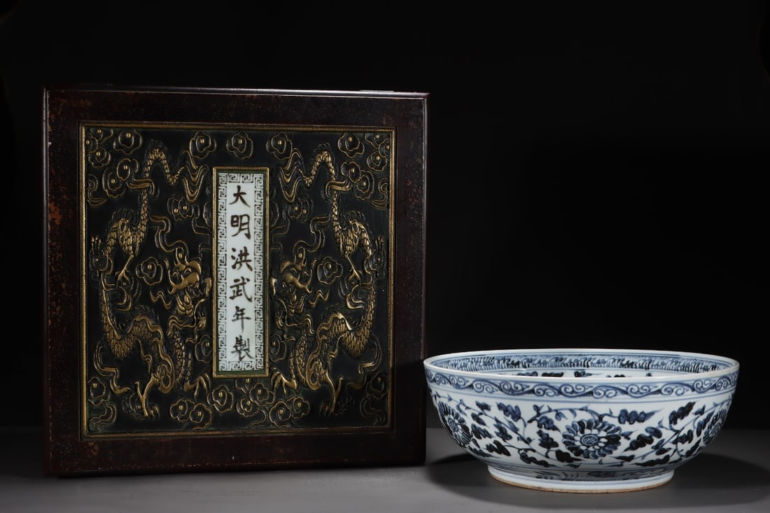 A RareLarge Bowl With Interlocking Flowers And Phoenix: A RareLarge Bowl With Interlocking Flowers And Phoenix,Ming Dynasty, China,Size:5.8inx15.6in 缠枝花卉凤纹大碗,中国明代