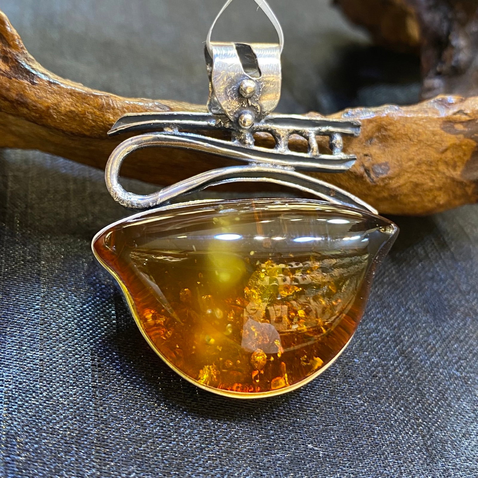 An Exquisite Beeswax Inlaid Silver Necklace: An Exquisite Beeswax Inlaid Silver Necklace,Size:35.3mm,Weight:11.5g 蜜蜡镶银项链