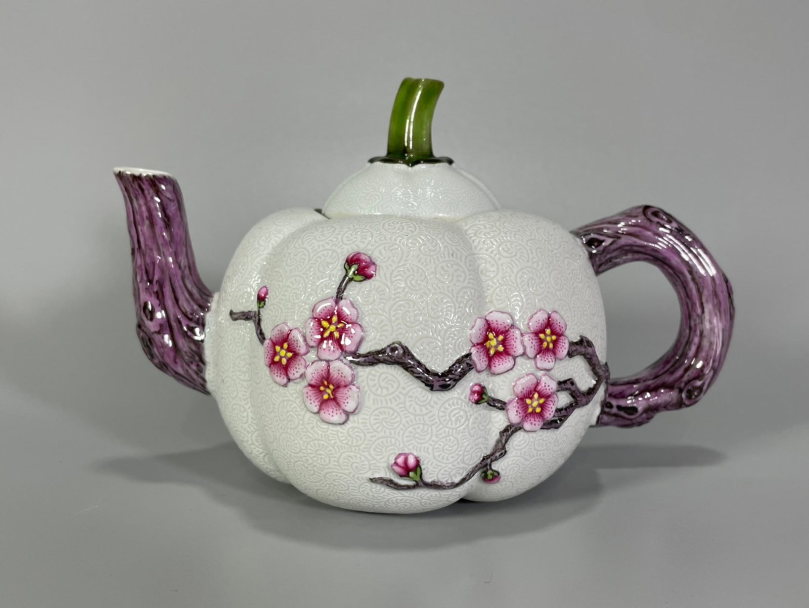 An Exquisite Famille-Rose Flower Pattern Teapot: An Exquisite Famille-Rose Flower Pattern Teapot,Qing Dynasty,China,Qianlong Six-character Mark,Size:4.3inx6.1in