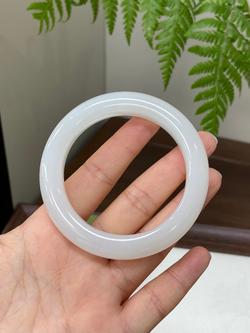A Finely Carved Hetian Jade 'Yangzhi' White Jade Bangle (1 of 6)