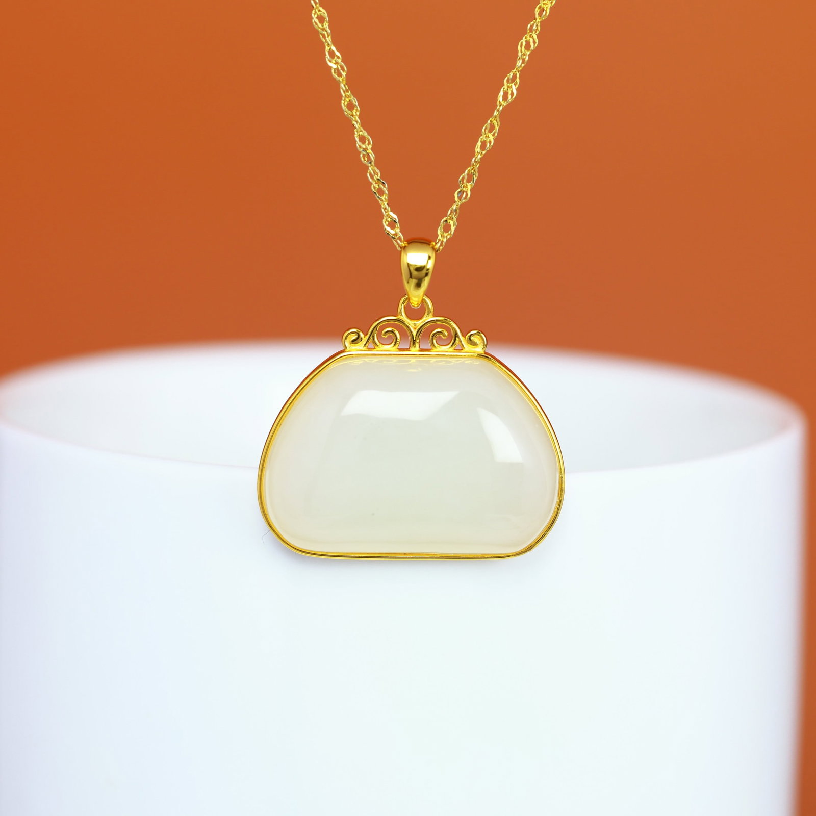 A Sterling Silver and White Jade Handbag Pendant: A sterling silver pendant set with a white jade handbag, Sise: 16mm×24 mm.
