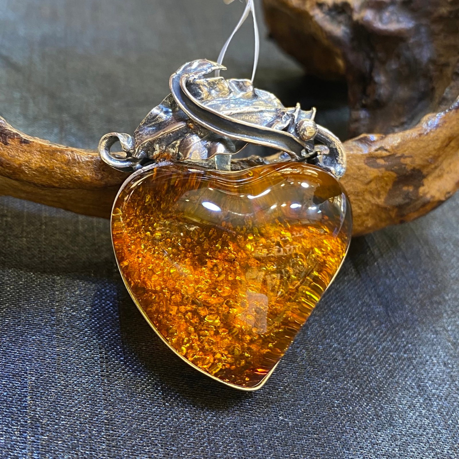 An Exquisite Beeswax Inlaid Silver Necklace: An Exquisite Beeswax Inlaid Silver Necklace,Size:33.9mm,Weight:15.5g 蜜蜡镶银项链