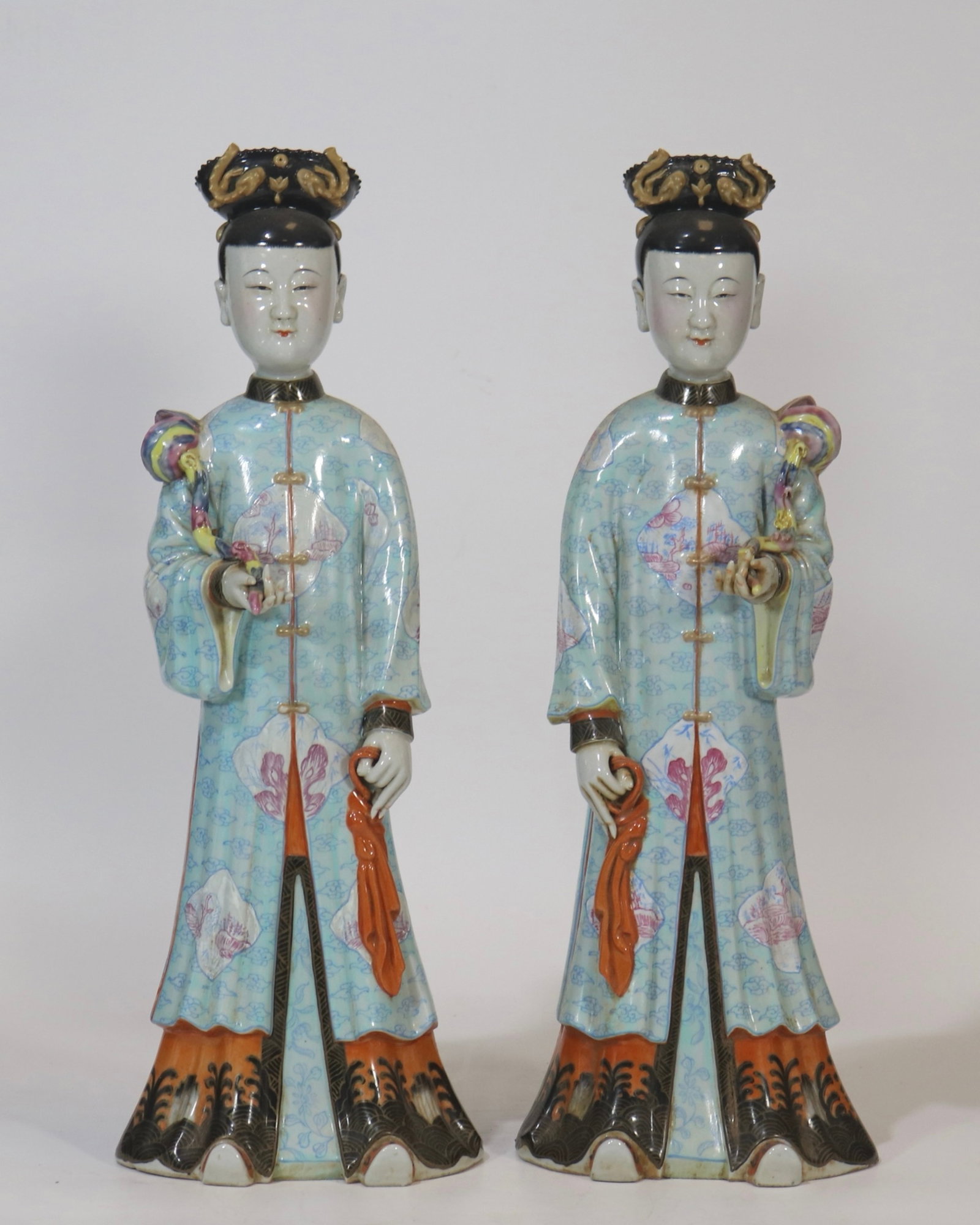 A fine famille rose figurine of court lady: A fine famille rose figurine of court lady, Republic of China period, made by Yu Bingchang, Size:16.1in 粉彩侍女塑像,中国民国,喻୅