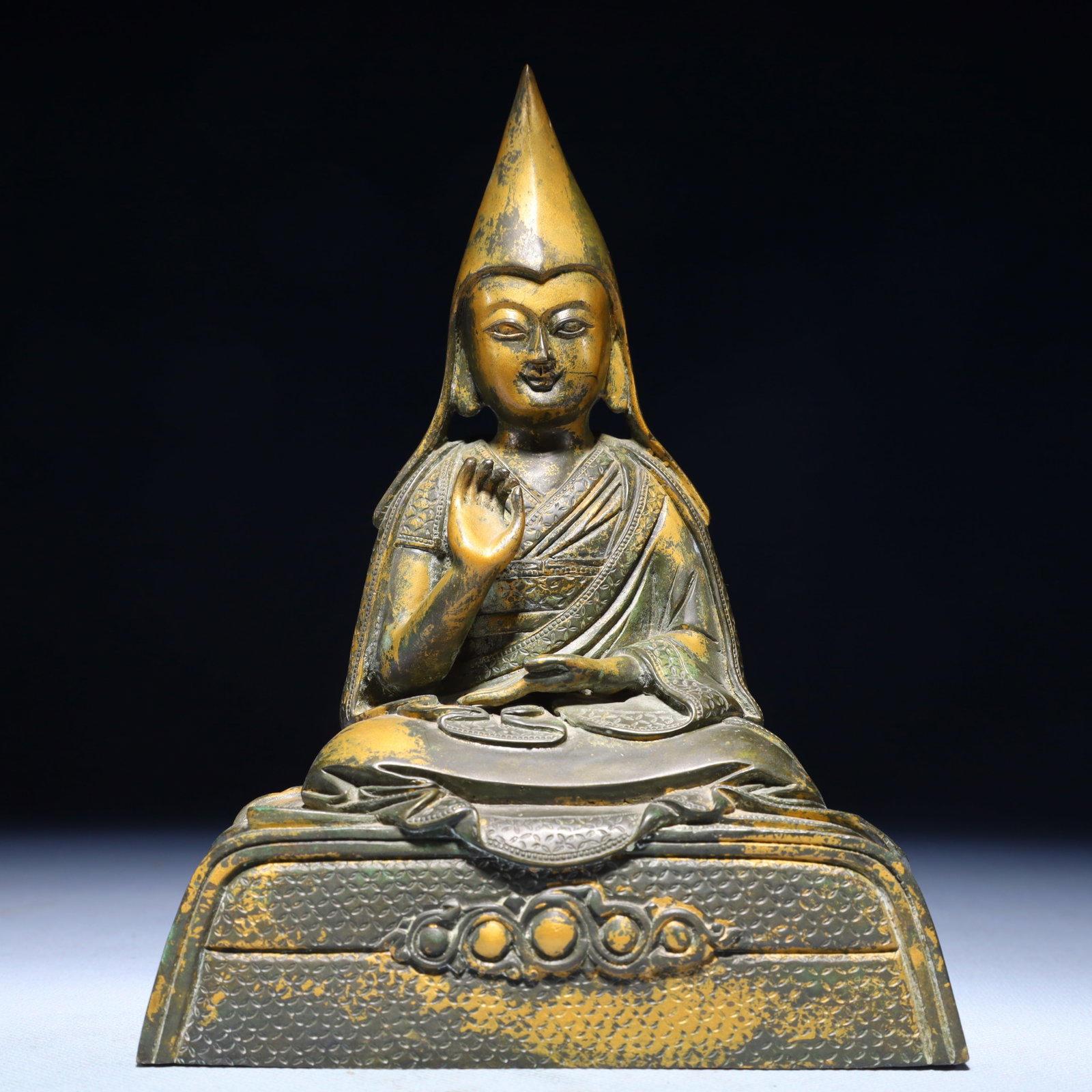 A Solemn Gilt Bronze Statue of Tsongkhapa: A Solemn Gilt Bronze Statue of Tsongkhapa,Qing Dynasty,China,Size:5.7inx3.3inx7.9in,Weight:2250g 铜漆金宗宗喀巴像,中国清代