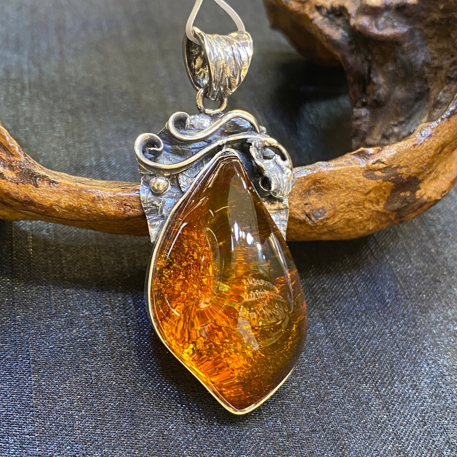 An Exquisite Beeswax Inlaid Silver Necklace: An Exquisite Beeswax Inlaid Silver Necklace,Size:24.8mm,Weight:13.8g 蜜蜡镶银项链