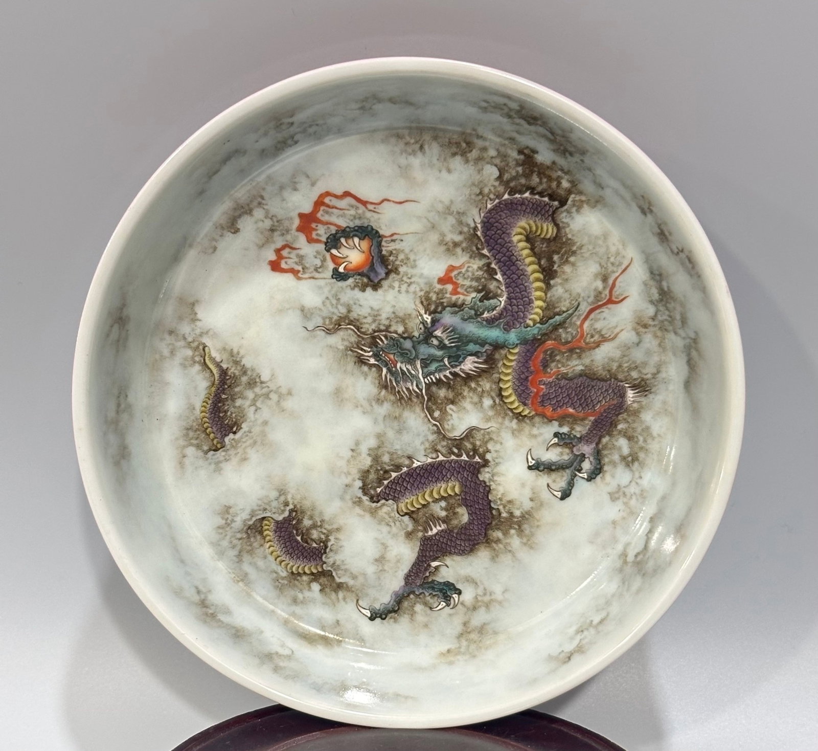 An Exquisite Enamel Ruby Red-Glazed Auspicious Cloud and Dragon Pattern Plate - 2