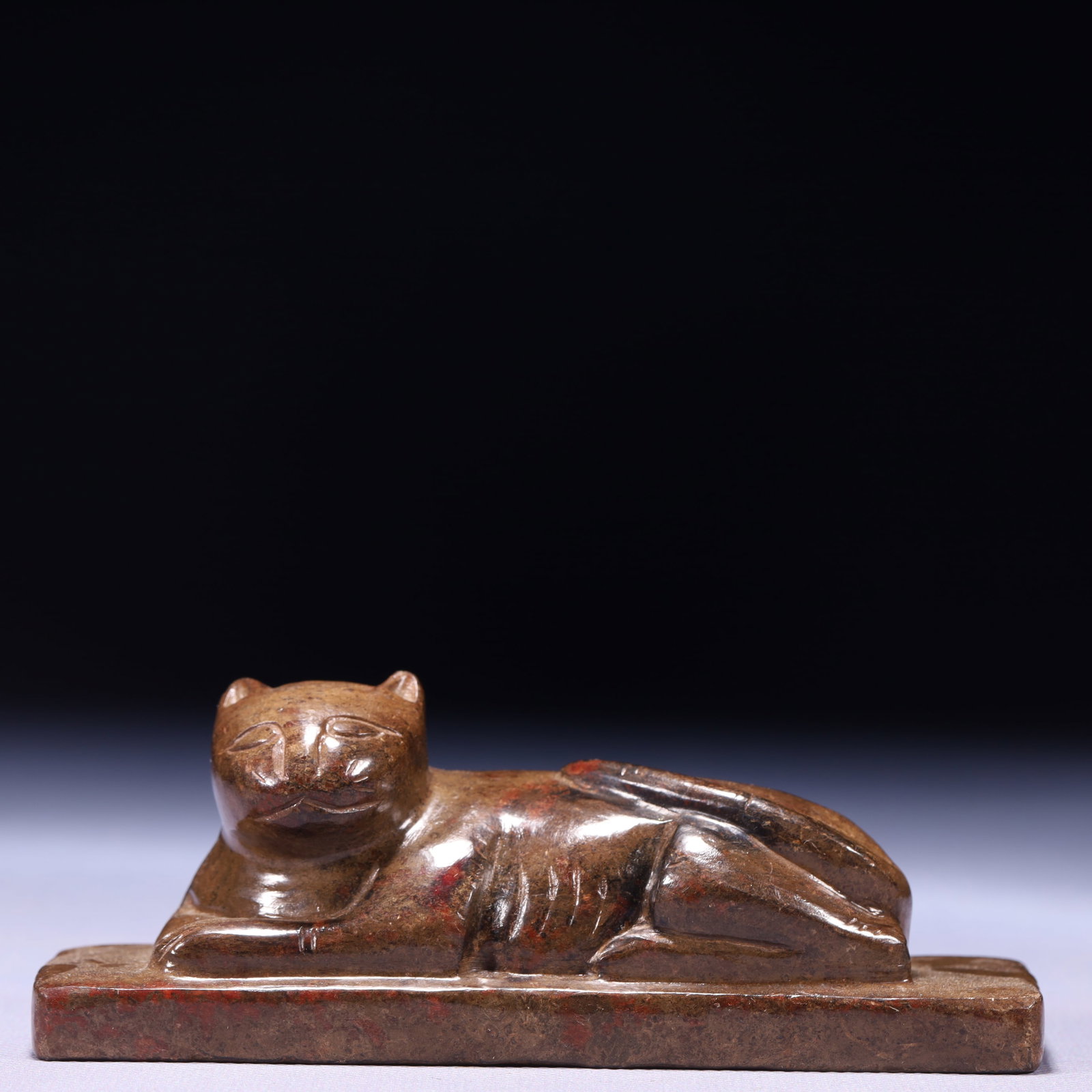 An Exquisite Archaic Jade Cat Ornament: An Exquisite Archaic Jade Cat Ornament,Ancient Time,China,Size:5.1inx1.6inx2in,Weight:396g 高古玉猫摆件,中国远古时期