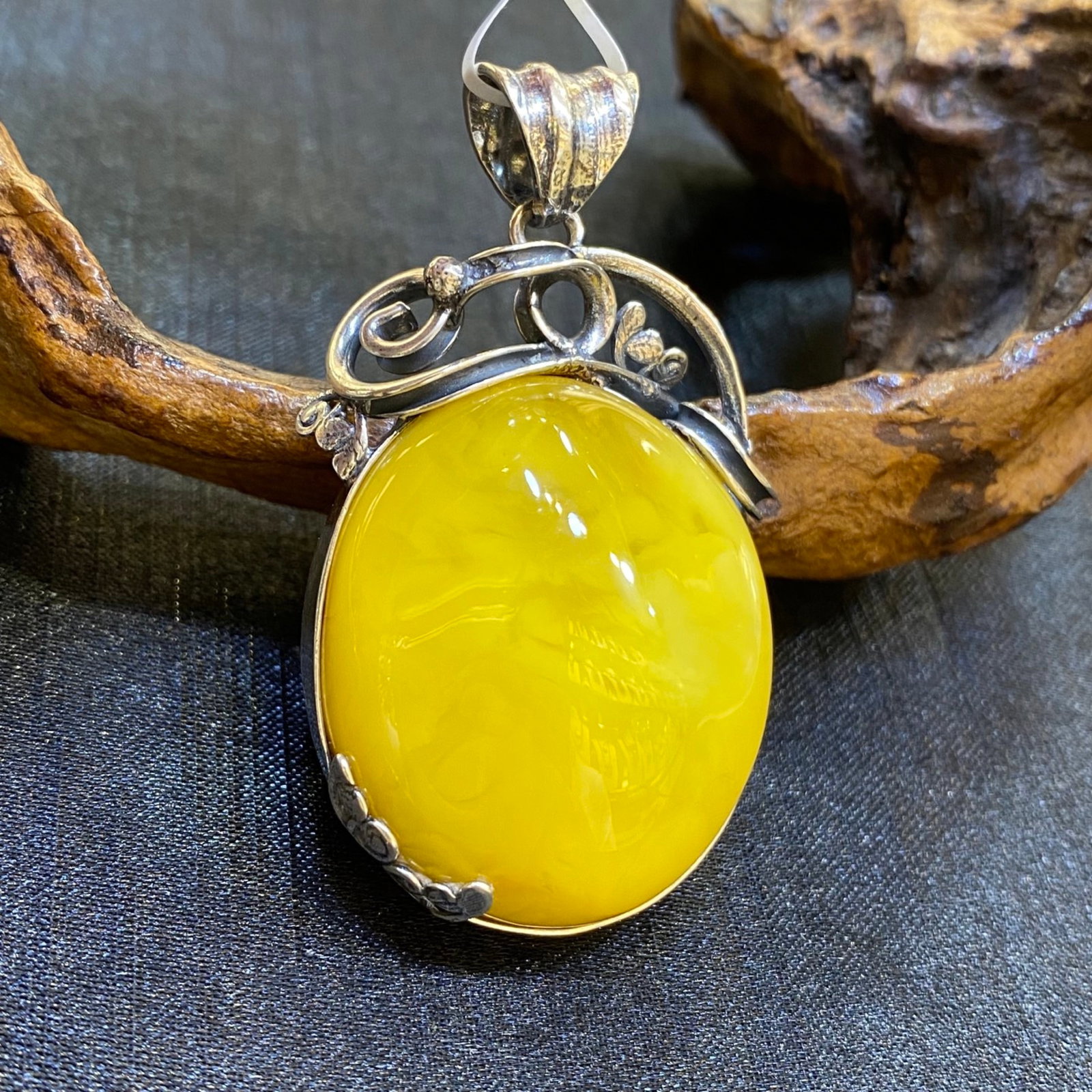 An Exquisite Beeswax Inlaid Silver Necklace: An Exquisite Beeswax Inlaid Silver Necklace,Size:31.2mm,Weight:17.5g 蜜蜡镶银项链