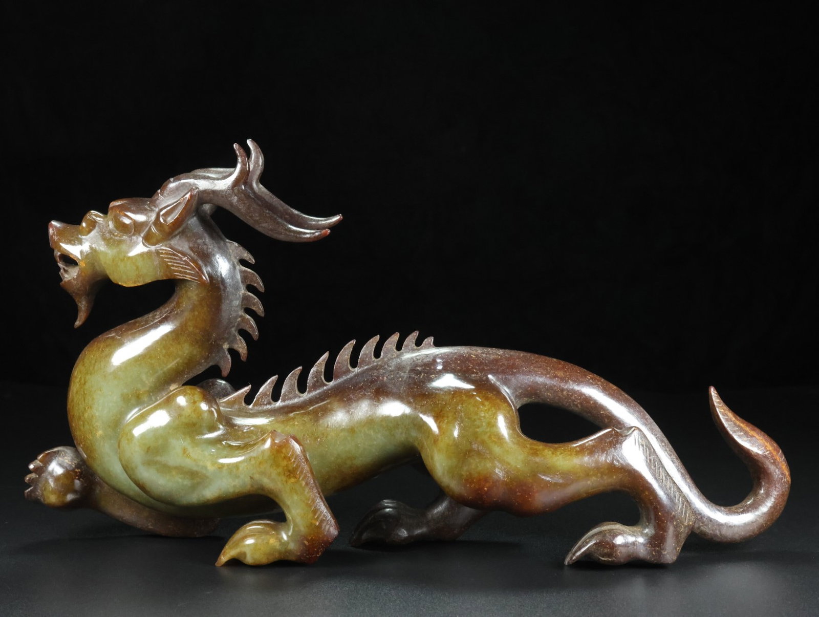 An Exquisite White Jade Dragon Ornament: An Exquisite White Jade Dragon Ornament,Qing Dynasty,China,Size:12.6inx6.3inx3.1in,Weight:1475g 白玉龙摆件,中国清代