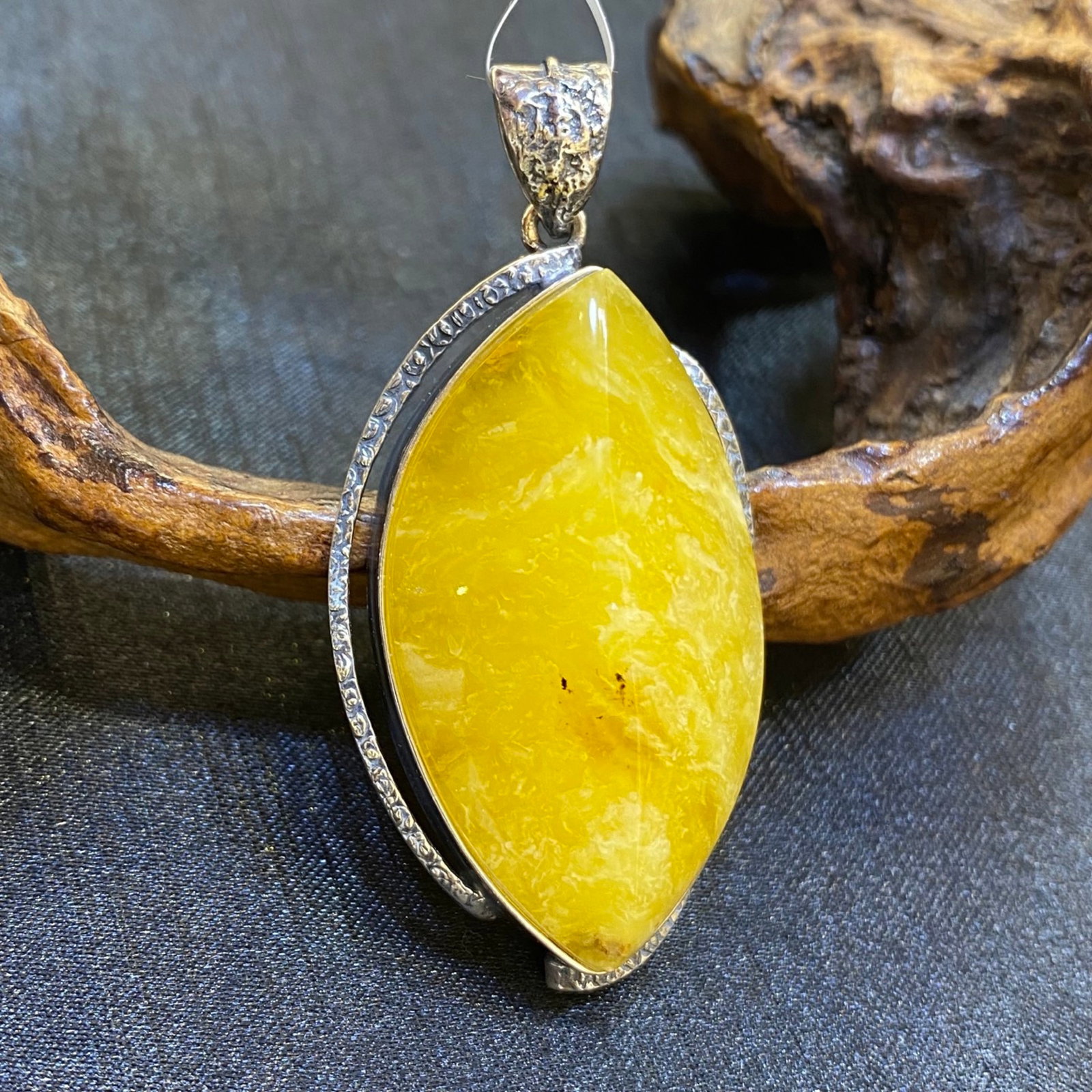 An Exquisite Beeswax Inlaid Silver Necklace: An Exquisite Beeswax Inlaid Silver Necklace,Size:26.8mm,Weight:16.6g 蜜蜡镶银项链