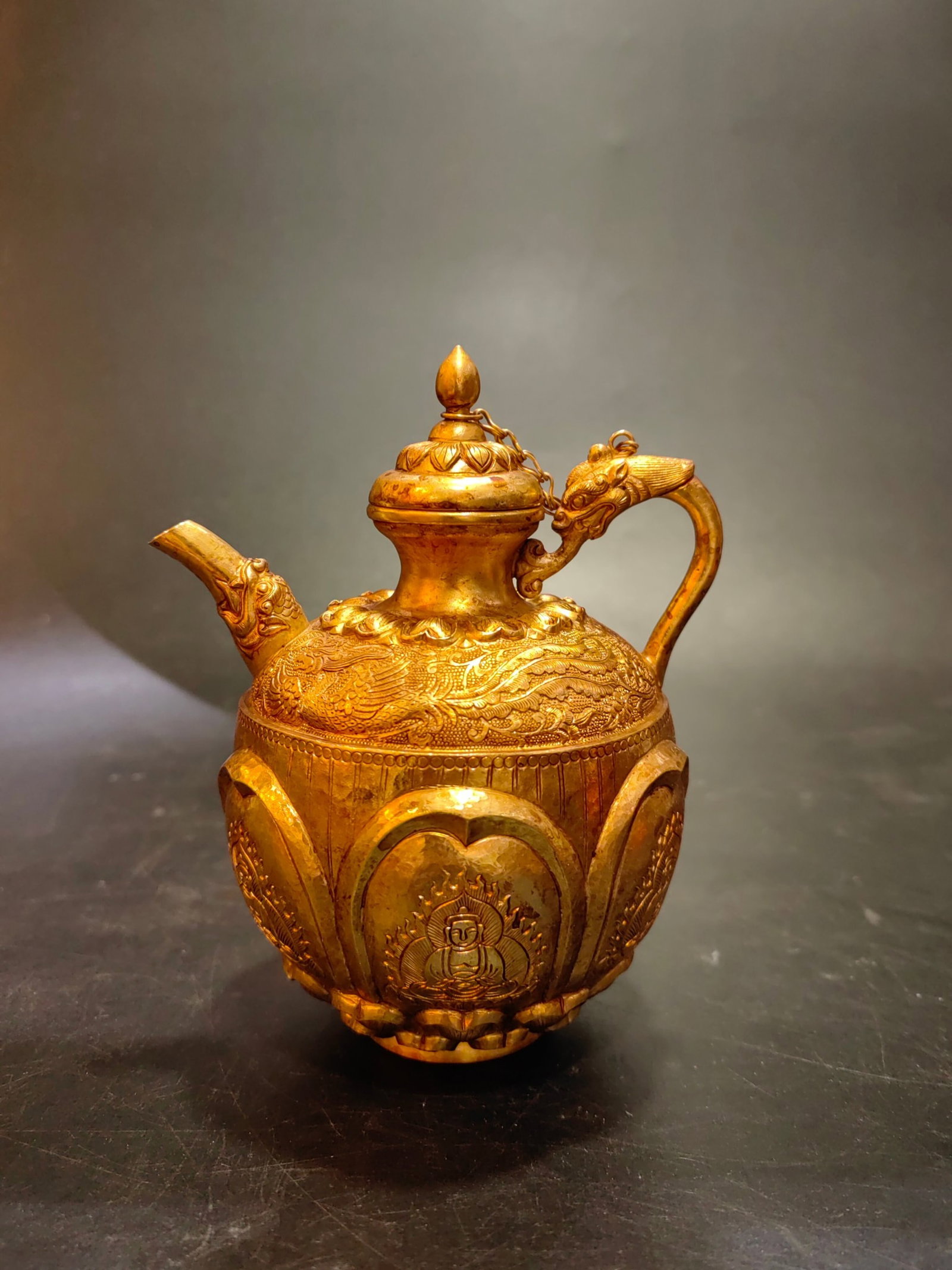 An Exquisite Gilt Bronze Phoenix Pattern Flagon: An Exquisite Gilt Bronze Phoenix Pattern Flagon,Tang Dynasty,China,With Mark,Size:4.7inx3.9inx5.5in,Weight:301g 铜鎏金凤纹酒壶,中国唐代