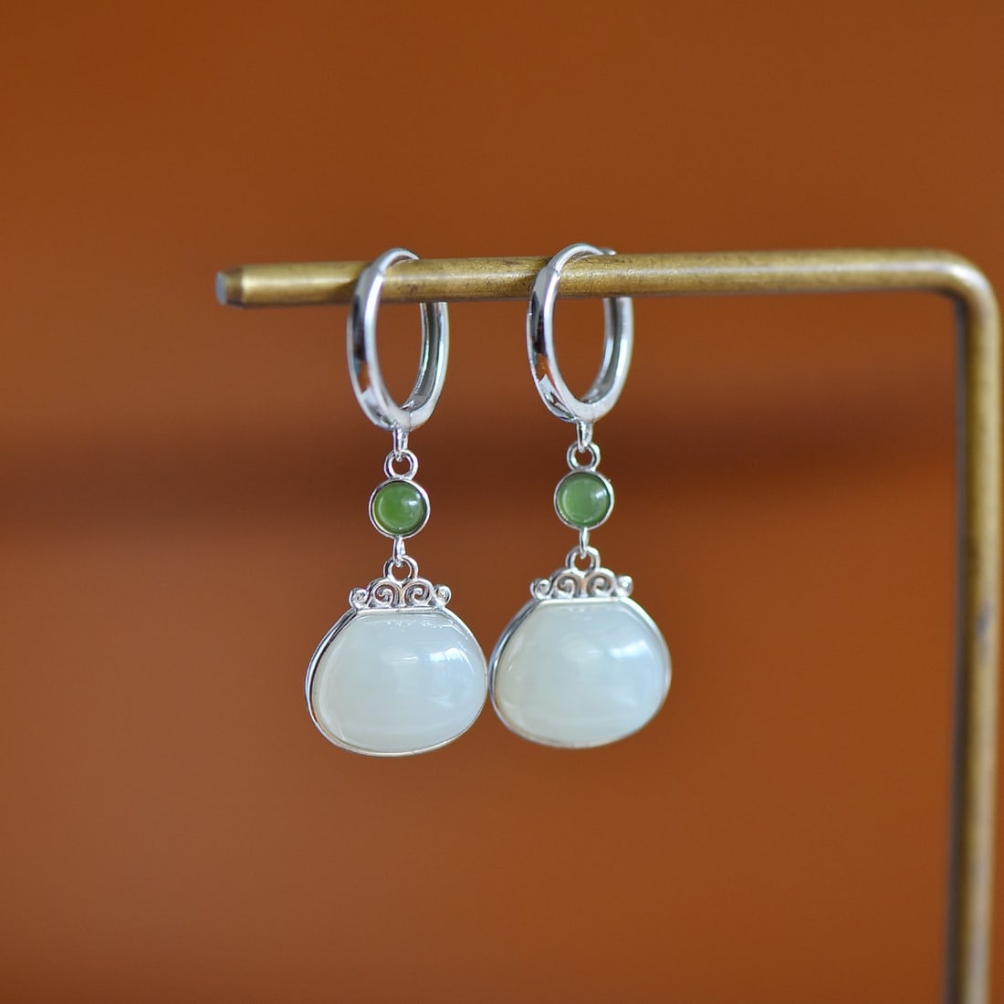 A Pair of Sterling Silver and White Jade Handbag Earrings: A pair of sterling silver earrings, each set with a white jade handbag, Sise: 9mm×11 mm.