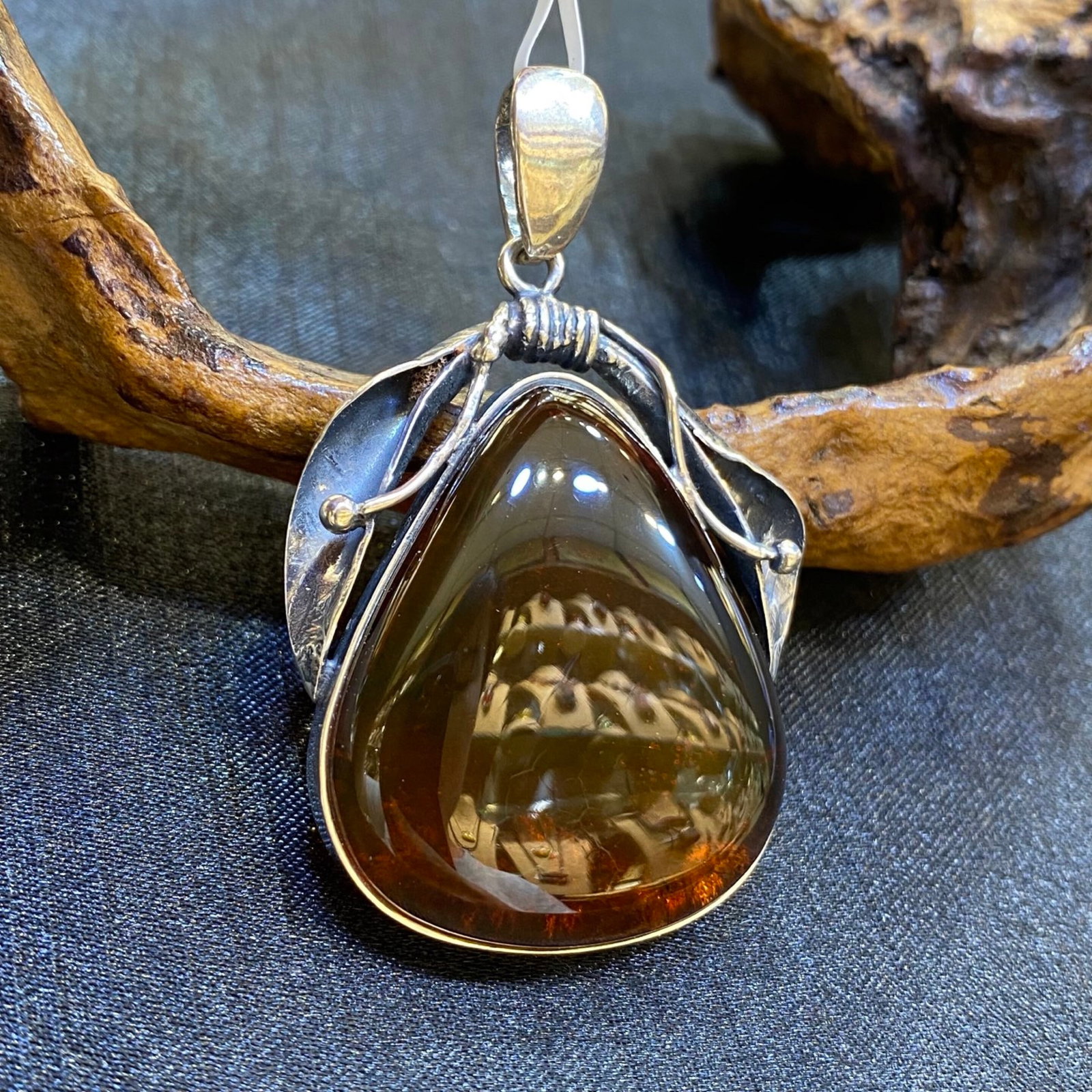 An Exquisite Beeswax Inlaid Silver Necklace: An Exquisite Beeswax Inlaid Silver Necklace,Size:32.5mm,Weight:13.5g 蜜蜡镶银项链
