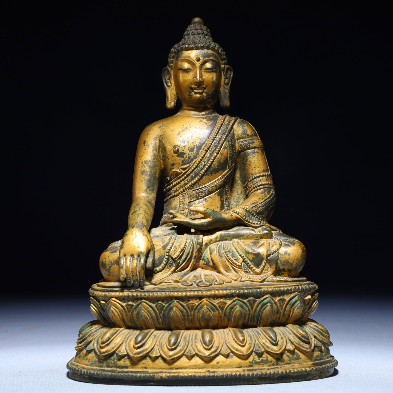 A Solemn Gilt Bronze Statue of Sakyamuni: A Solemn Gilt Bronze Statue of Sakyamuni,Qing Dynasty,China,Size:6.3inx4.3inx8.7in,Weight:2750g 铜漆金如来像,中国清代