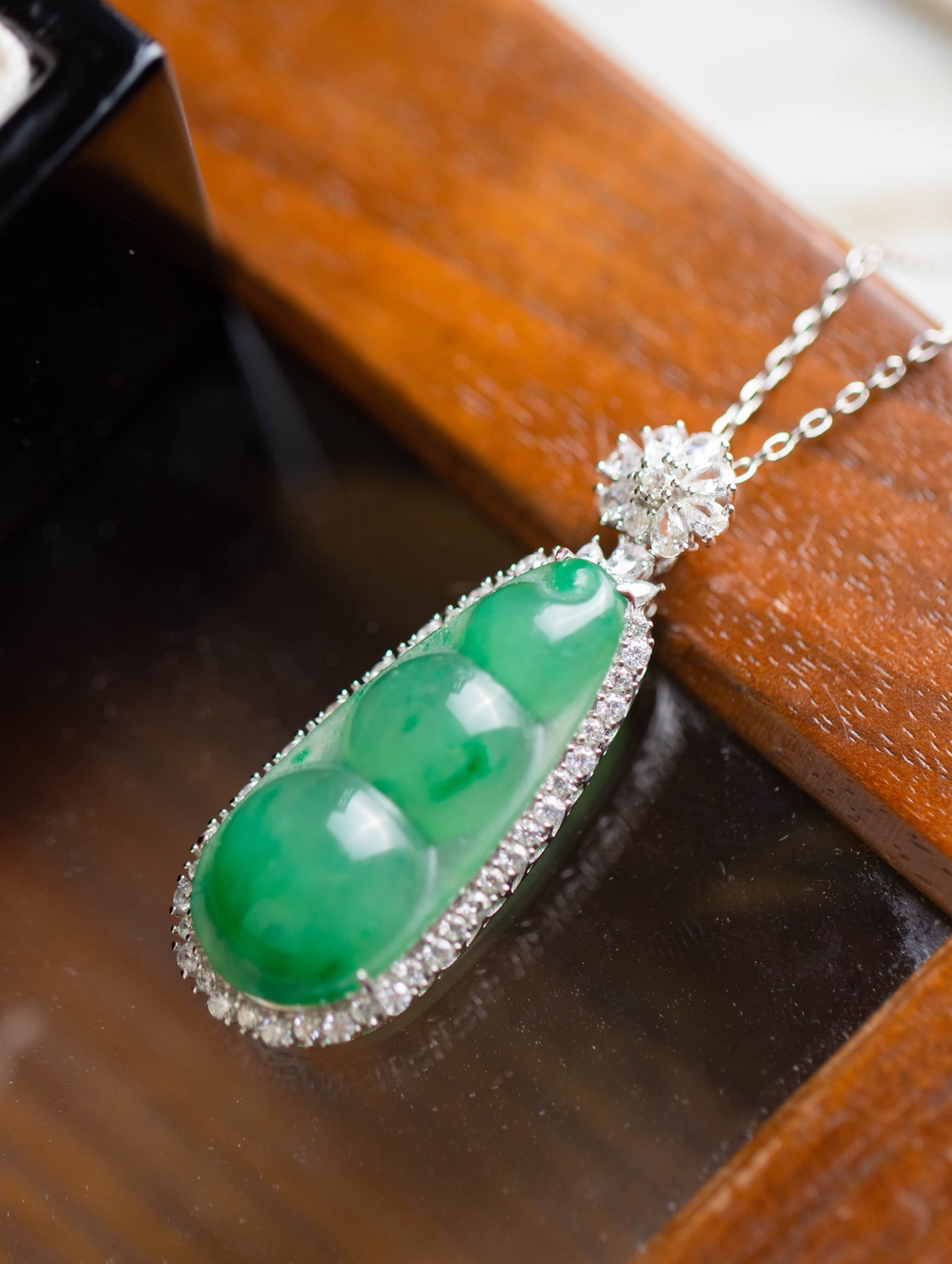 An Exquisite Sterling Silver Inlaid Jadeite Pendant,Inlaid Diamond: An Exquisite Sterling Silver Inlaid Jadeite Pendant,Inlaid Diamond 纯银镶翡翠吊坠,嵌钻石