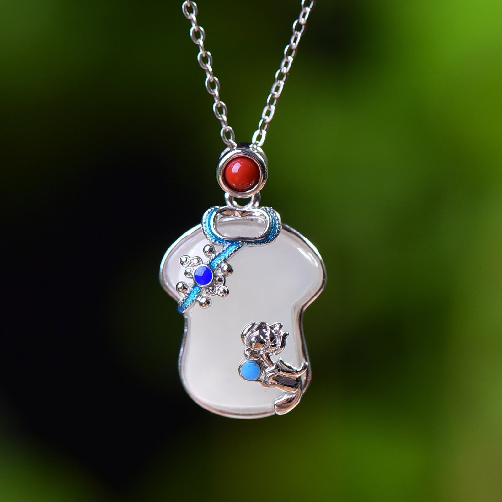 An Exquisite Sterling Silver Inlaid White Jade Enamel Pendant,Inlaid Agate: An Exquisite Sterling Silver Inlaid White Jade Enamel Pendant,Inlaid Agate,Size:13mmx16mm 纯银镶白玉珐琅吊坠,嵌玛瑙