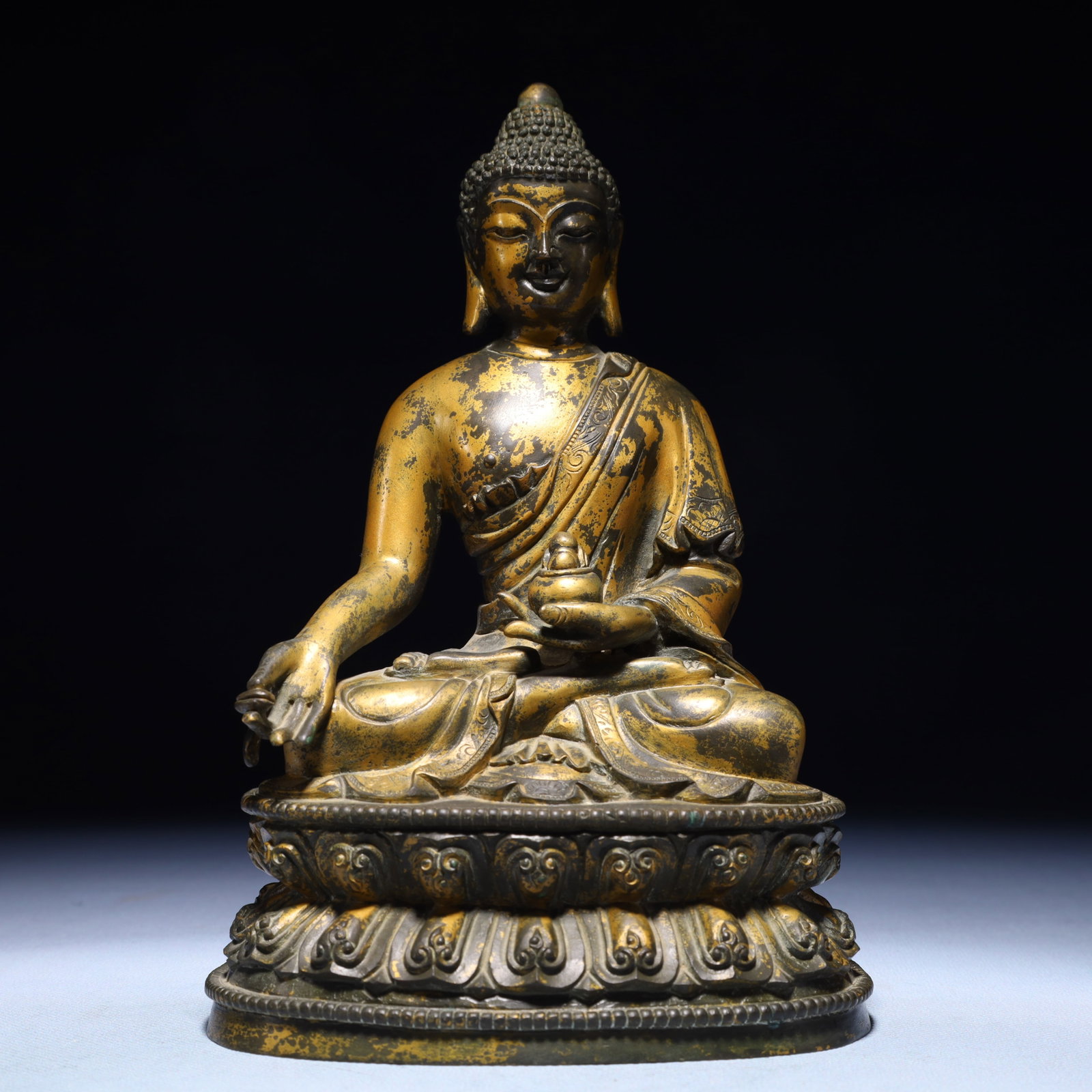 A Solemn Gilt Bronze Statue of Sakyamuni: A Solemn Gilt Bronze Statue of Sakyamuni,Qing Dynasty,China,Size:5.5inx4.3inx8.7in,Weight:2750g 铜漆金如来像,中国清代