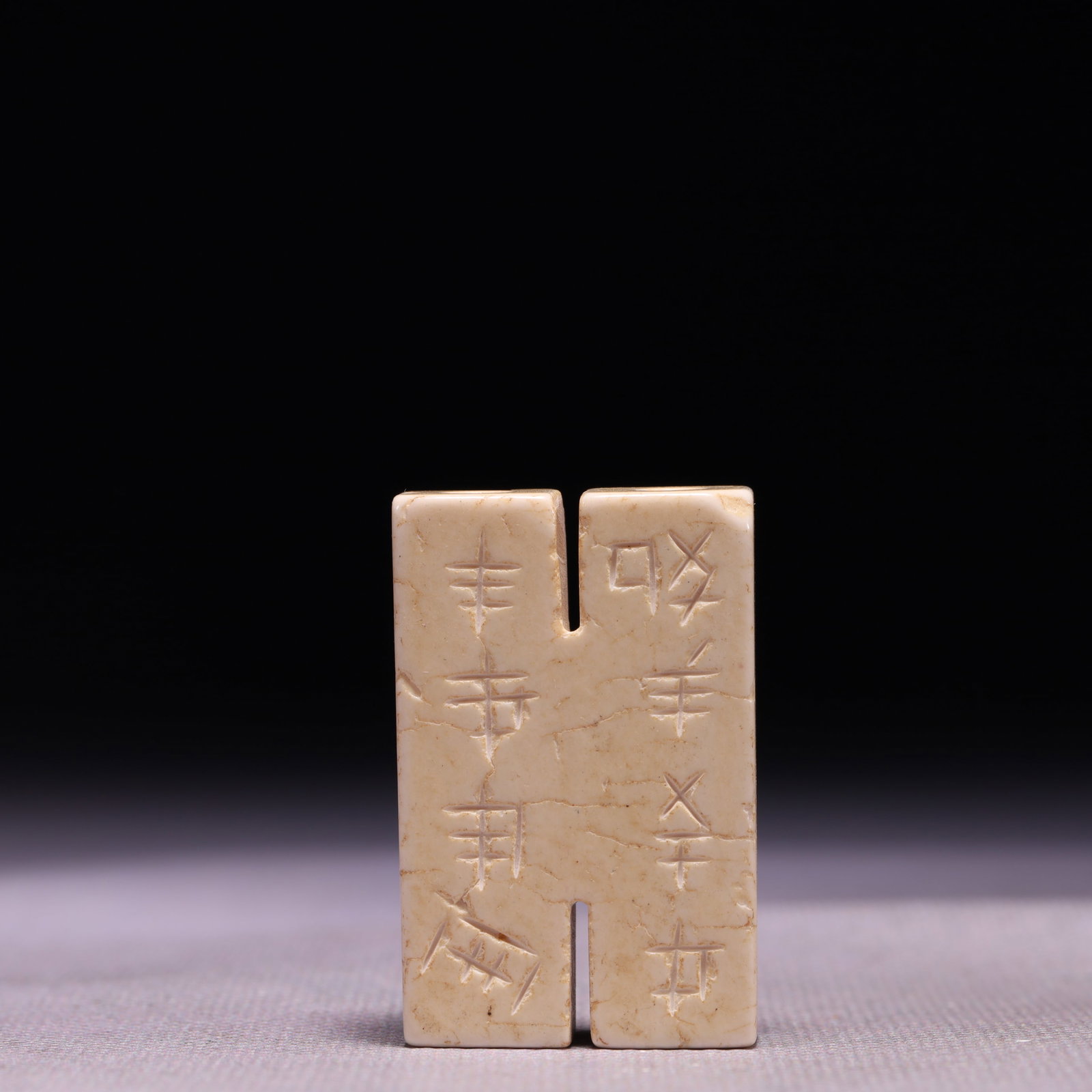 An Archaic Hongshan Culture White chicken bones Ornament,With Inscription: An Archaic Hongshan Culture White chicken bones Ornament,With Inscription,Ancient Time,China,Size:1.2inx0.4inx1.8in,Weight:40g