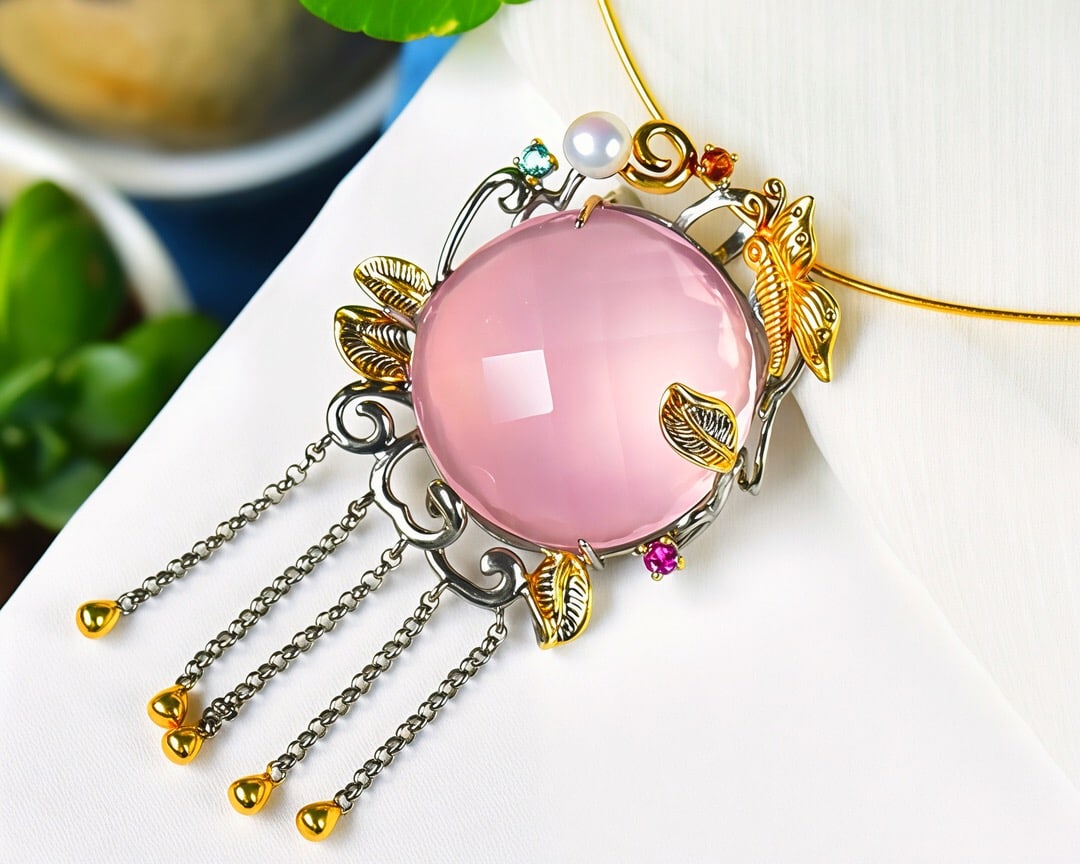 An Exquisite Natural Mozambican Starry Rose Quartz Faceted Pendant: An Exquisite Mozambican Starry Rose Quartz Faceted Pendant. Soft pink and watery hue with asterism, also wearable as a brooch. Sterling silver fittings. Size: 45.6mm×37.8mm×14mm. 莫