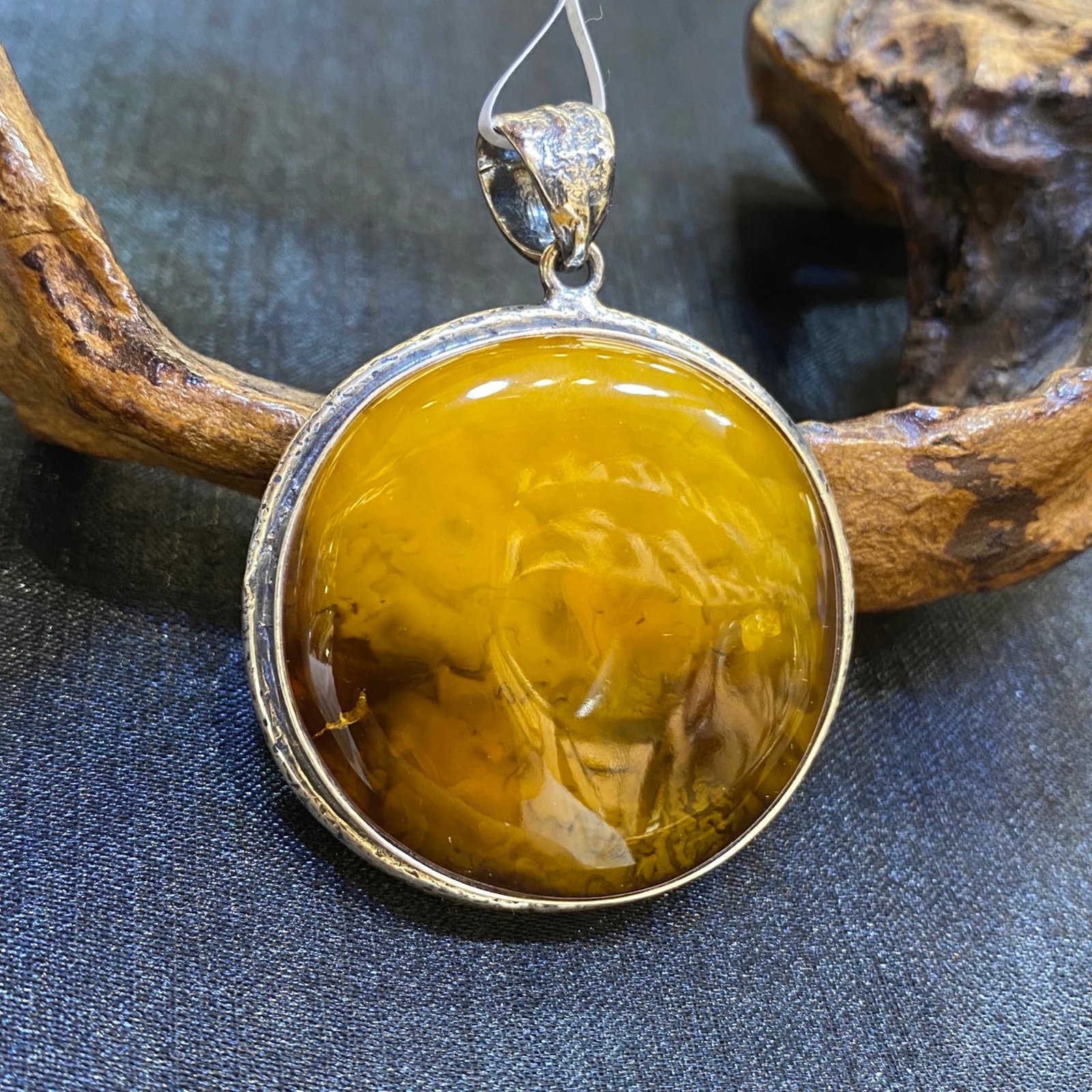 An Exquisite Beeswax Inlaid Silver Necklace: An Exquisite Beeswax Inlaid Silver Necklace,Size:38.4mm,Weight:15g 蜜蜡镶银项链