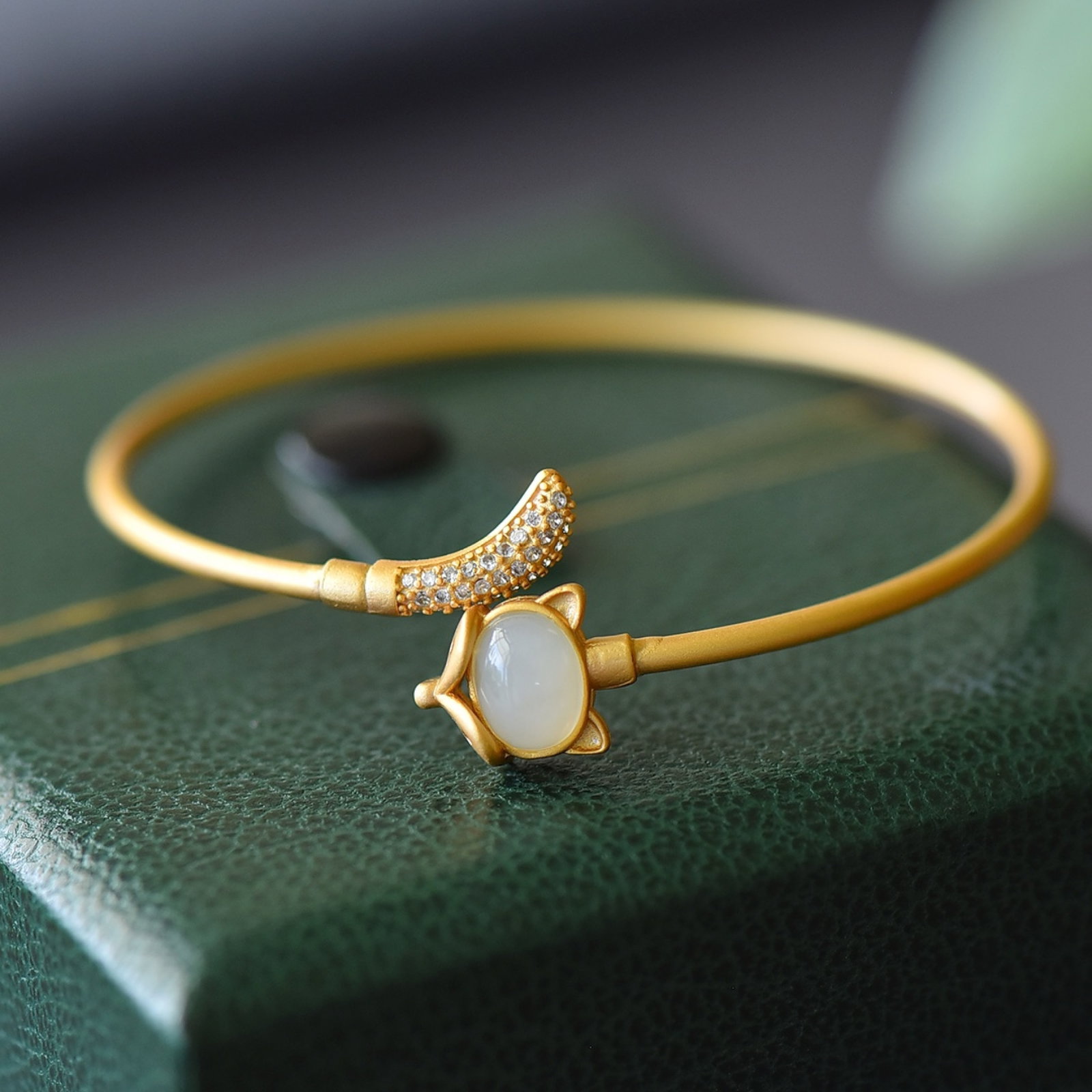 An Exquisite Bronze-Gold Plated Inlaid White Jade Bracelet: An Exquisite Bronze-Gold Plated Inlaid White Jade Bracelet,Size:2.4inx3.1in 铜镀金镶白玉手镯