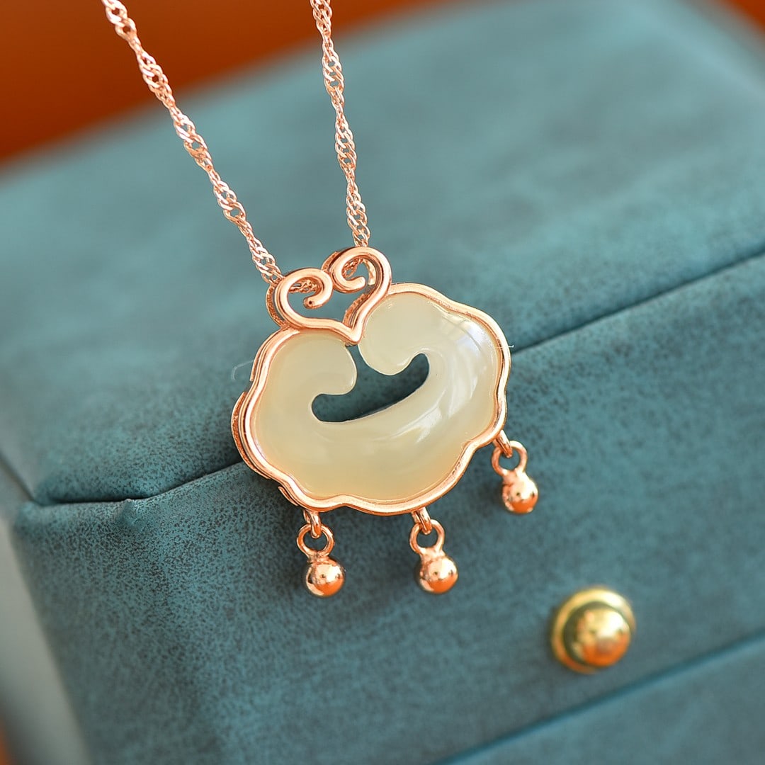 An Exquisite Sterling Silver Inlaid White Jade Necklace: An Exquisite Sterling Silver Inlaid White Jade Necklace,Size:13mmx18mm 纯银镶白玉项链