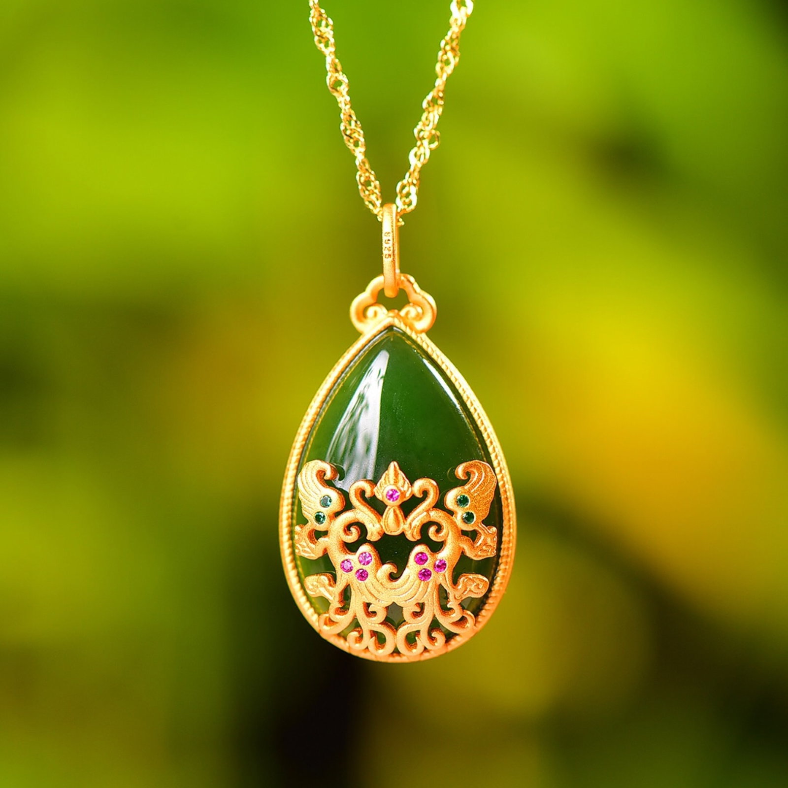 An Exquisite Sterling Silver-Gold Plated Inlaid Jasper Pendant: An Exquisite Sterling Silver-Gold Plated Inlaid Jasper Pendant,Size:15mmx23mm 纯银镀金镶碧玉吊坠