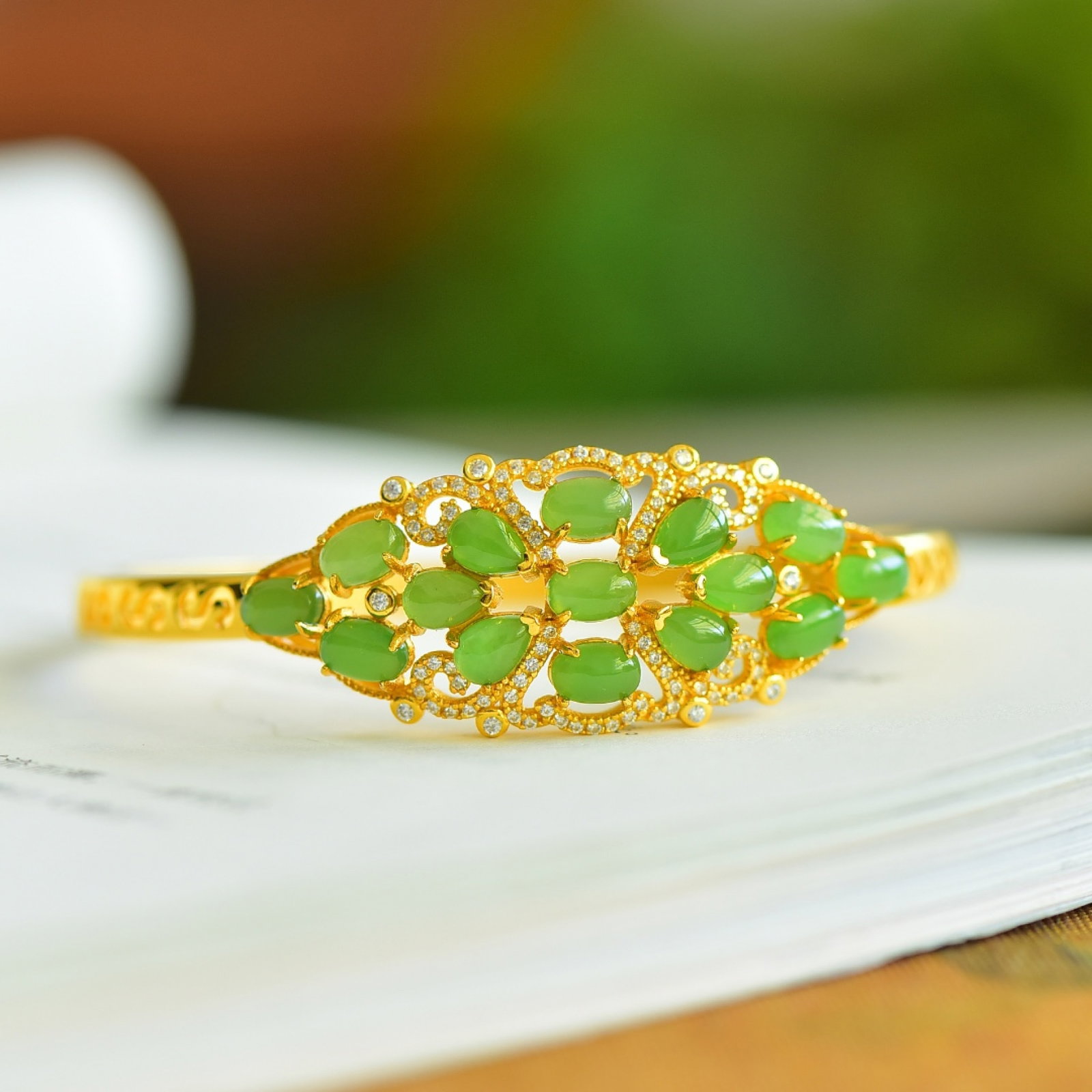An Exquisite Sterling Silver-Gold Plated Inlaid Jasper Bracelets,Inlaid Diamond: An Exquisite Sterling Silver-Gold Plated Inlaid Jasper Bracelets,Inlaid Diamond 纯银镀金镶碧玉手镯,嵌钻石