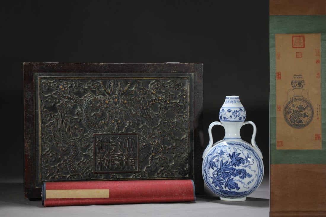 An Exquisite Xuande blue and white twin-handled vase, with a silk painting hanging scroll: An Exquisite Xuande blue and white twin-handled vase, with a silk painting hanging scroll,Ming Dynasty, China, Xuande Six-character Mark,Size:10.2inx5.9in