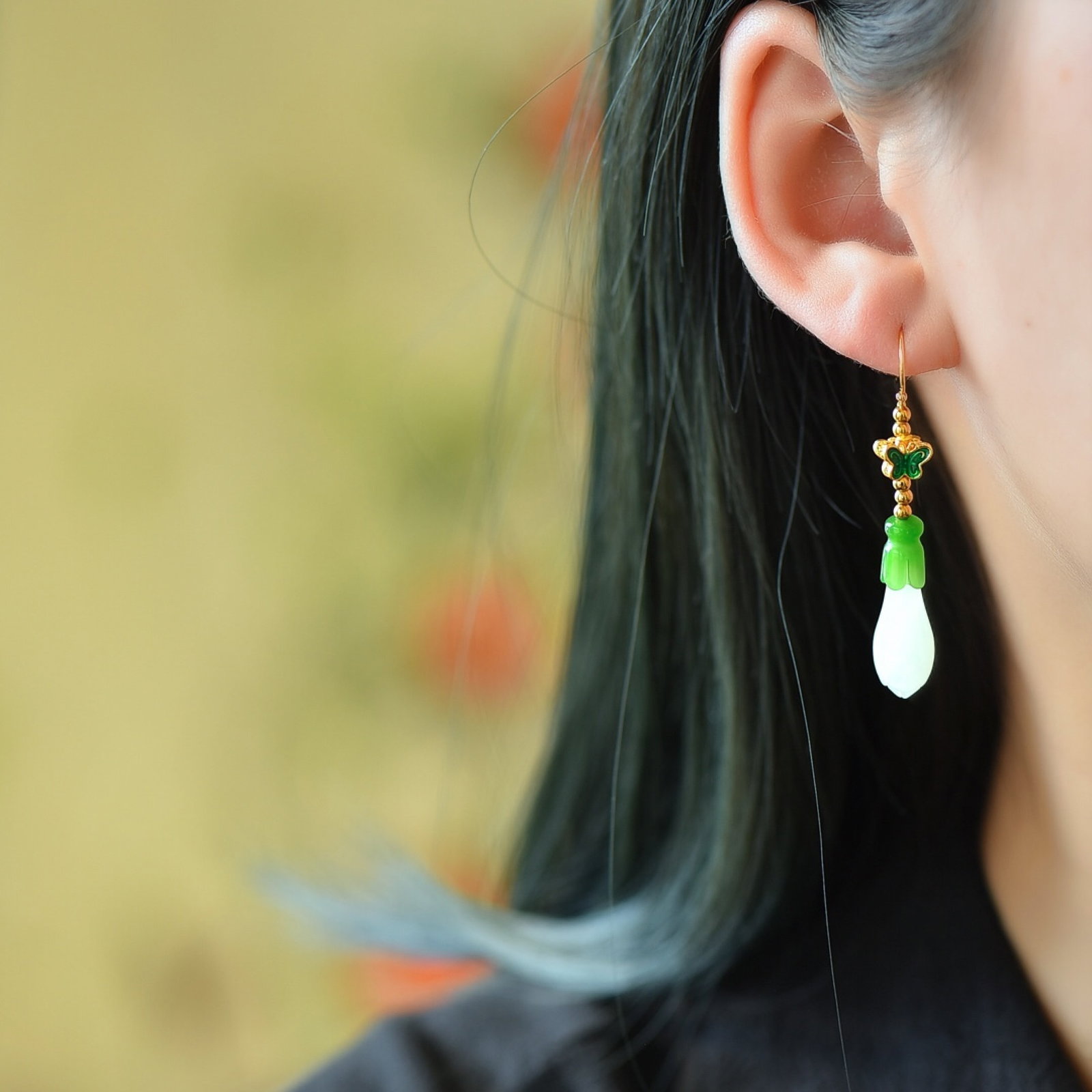 A Pair of Exquisite Sterling Silver-Gold Plated Inlaid White Jade Magnolia Earrings: A Pair of Exquisite Sterling Silver-Gold Plated Inlaid White Jade Magnolia Earrings (寓意)精致 玉脂 白润 一对纯银镀金