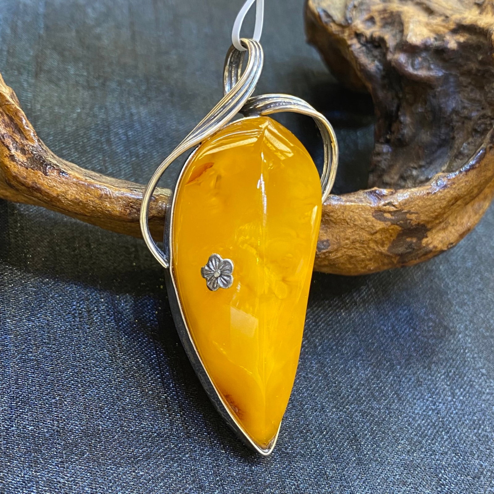 An Exquisite Beeswax Inlaid Silver Necklace: An Exquisite Beeswax Inlaid Silver Necklace,Size:23.2mm,Weight:14.1g 蜜蜡镶银项链