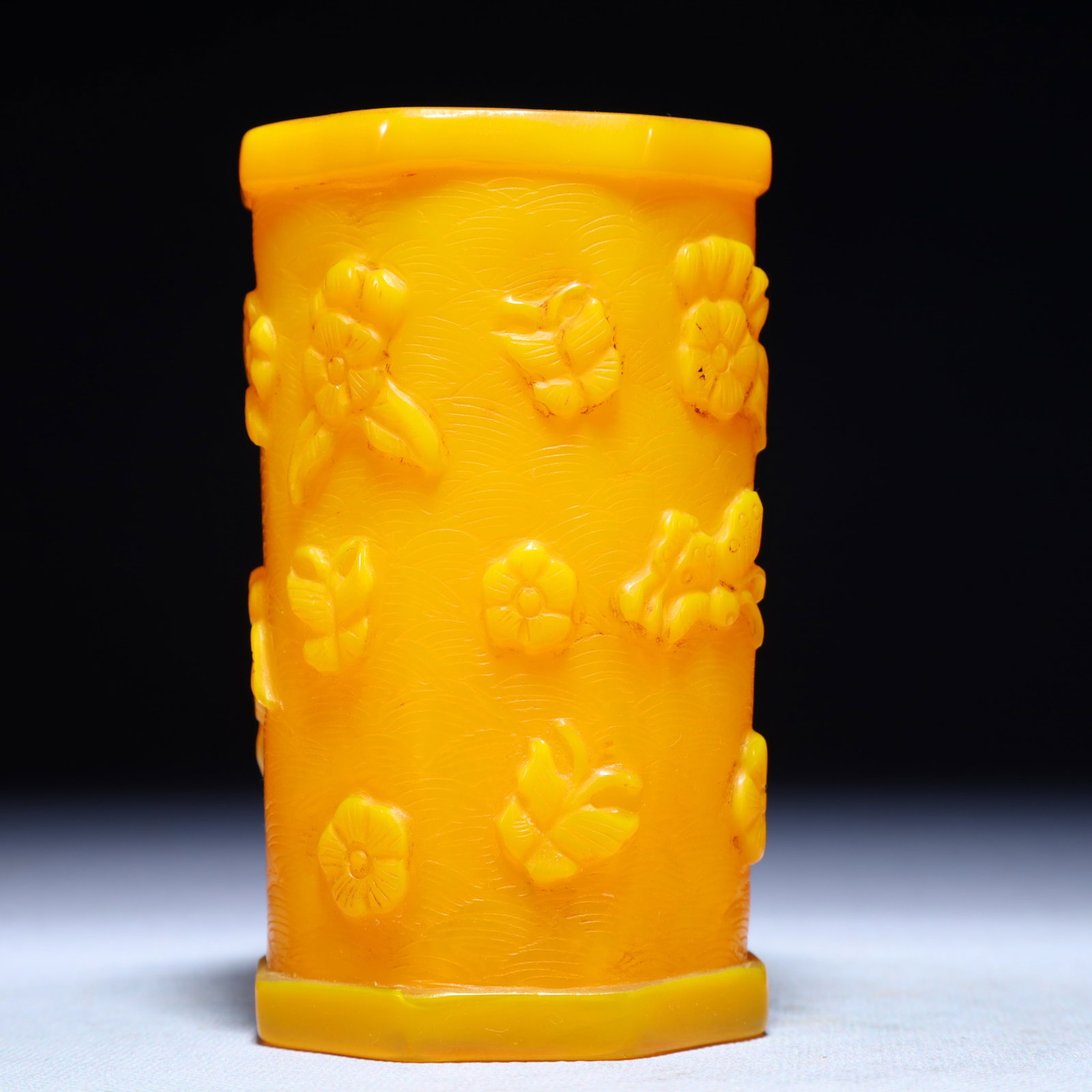 An Exquisite Glass Flower Pattern Brush Pot: An Exquisite Glass Flower Pattern Brush Pot,Qing Dynasty,China,Qianlong Four-character Mark,Size:2.6inx4.5in,Weight:450g 琉璃花卉纹笔筒,中国଀