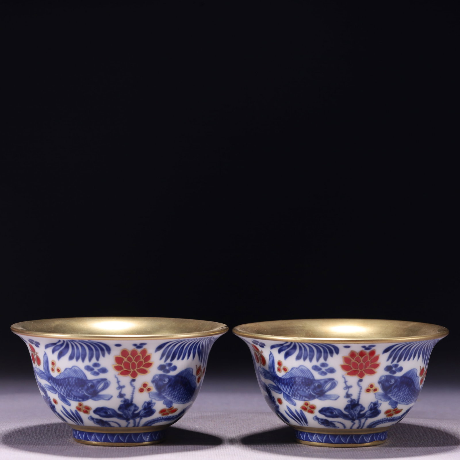 A Pair of Exquisite Gold Ground Blue and White Hornwort Pattern Bowls: A Pair of Exquisite Gold Ground Blue and White Hornwort Pattern Bowls,Qing Dynasty,China,Kangxi Four-character Mark,Size:3.7inx2in,Weight:281g 一对金地青花鱼&