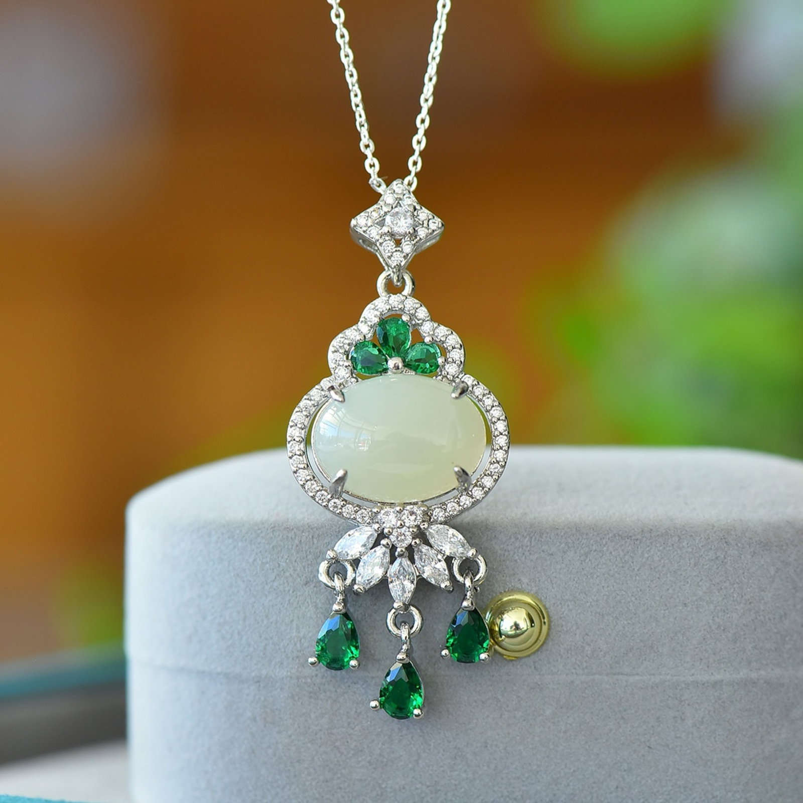 An Exquisite Bronze Inlaid White Jade Necklace: An Exquisite Bronze Inlaid White Jade Necklace,Size:4.7inx6.3in 铜镶白玉项链