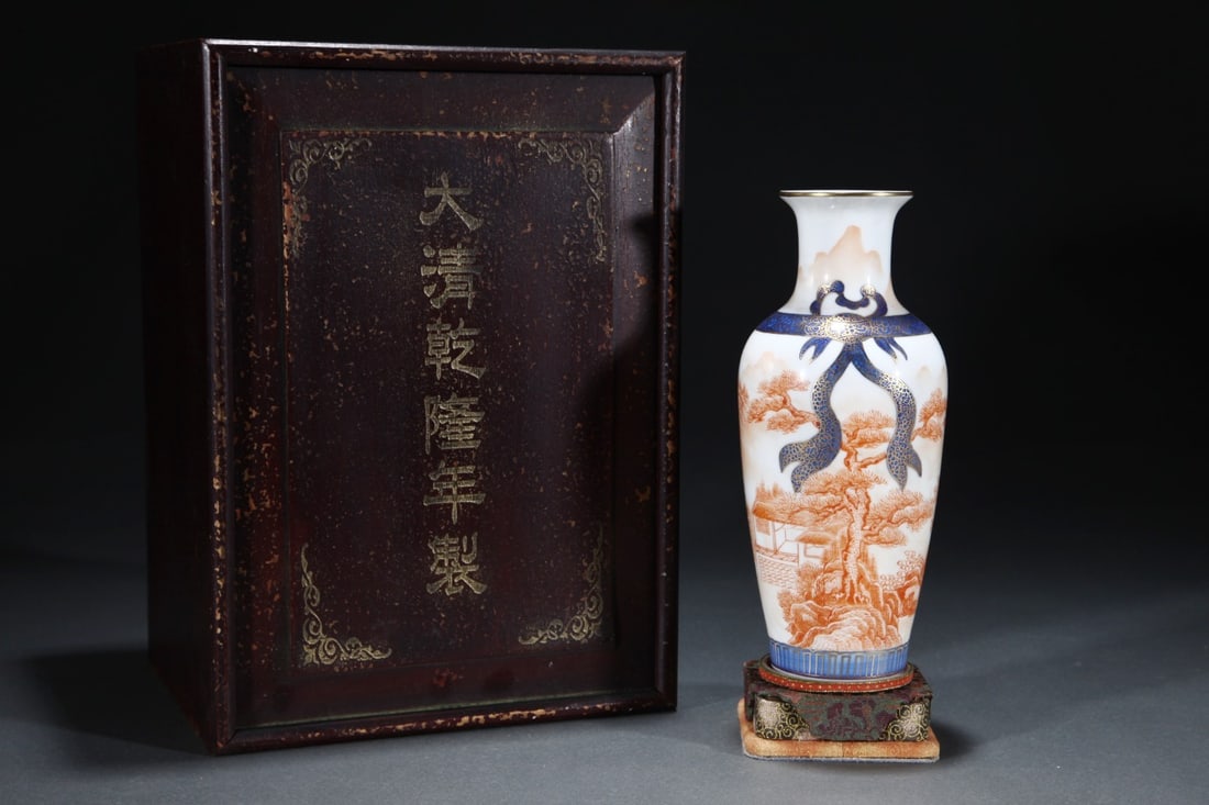 An ExquisiteFamille Rose Iron-Red Gilt-Decorated Club-Shaped Vase With Landscape And Ribbon: An ExquisiteFamille Rose Iron-Red Gilt-Decorated Club-Shaped Vase With Landscape And Ribbon,Qing Dynasty, China, Qianlong Six-character Mark,Size:9.7inx5.9in 粉彩矾红山&#