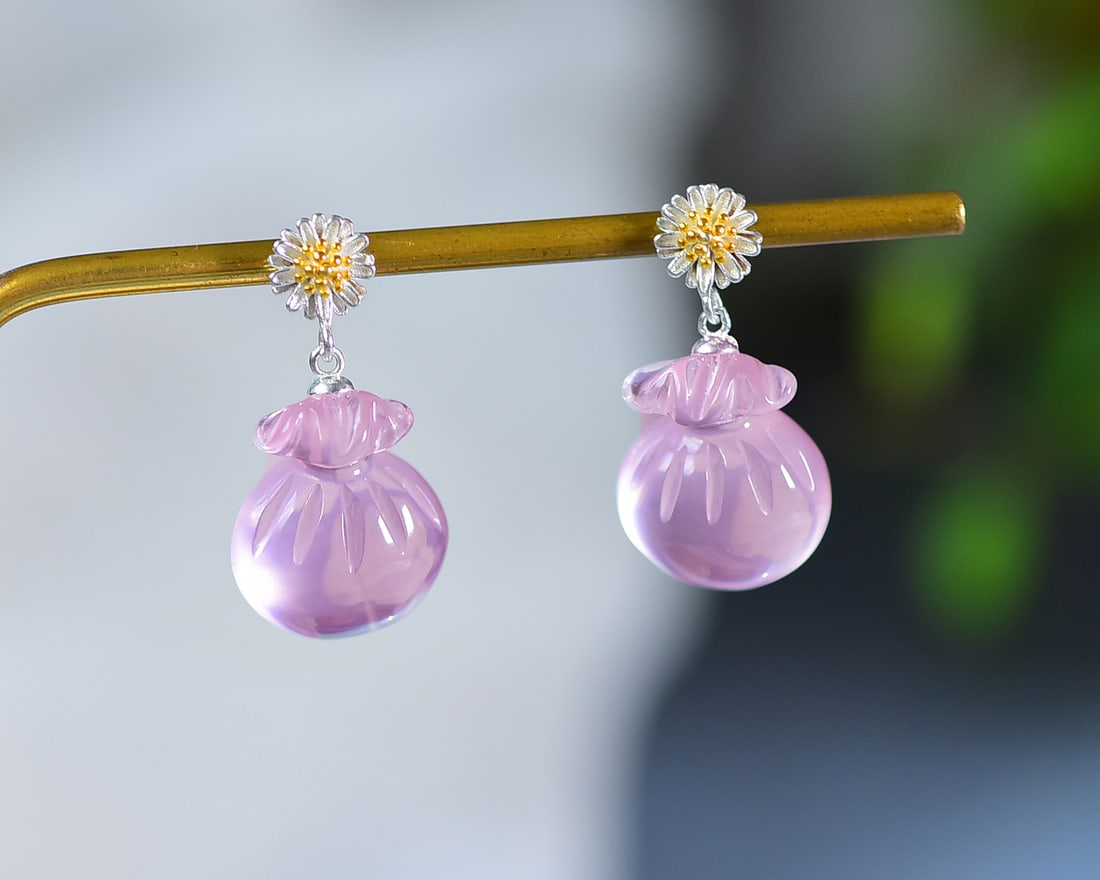 A Pair of Exquisite Natural Mozambican Rose Quartz Money Pouch Earrings: A Pair of Exquisite Mozambican Rose Quartz Money Pouch Earrings. Soft pink and watery hue. Sterling silver hooks. Size: 18.5mm×14.5mm×8mm. 莫桑比克粉水