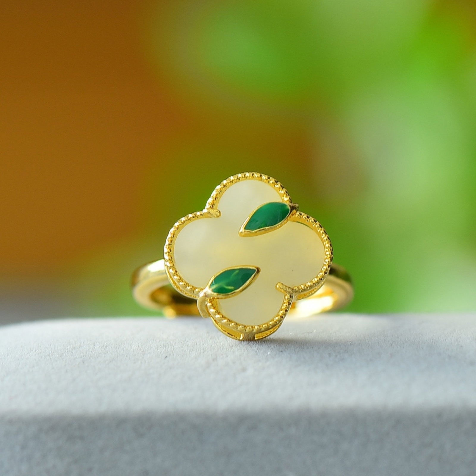 An Exquisite Bronze-Gold Plated Inlaid White Jade Ring: An Exquisite Bronze-Gold Plated Inlaid White Jade Ring,Size:4.7inx4.7in 铜镀金镶白玉戒指