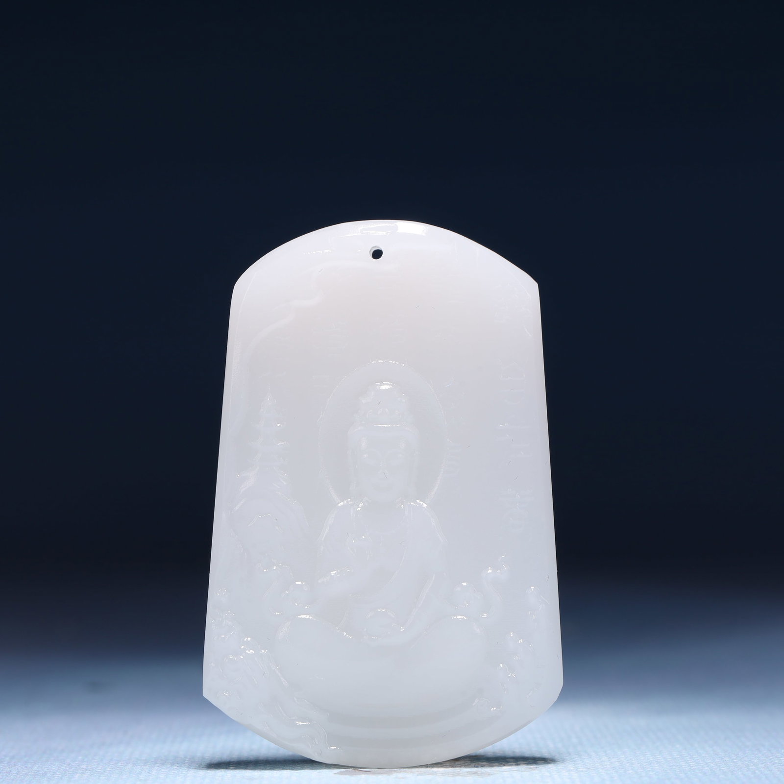 An Exquisite White Jade Statue of Avalokitesvara Pendant: An Exquisite White Jade Statue of Avalokitesvara Pendant,Size:1.6inx0.4inx2.4in,Weight:44g 白玉观音像牌