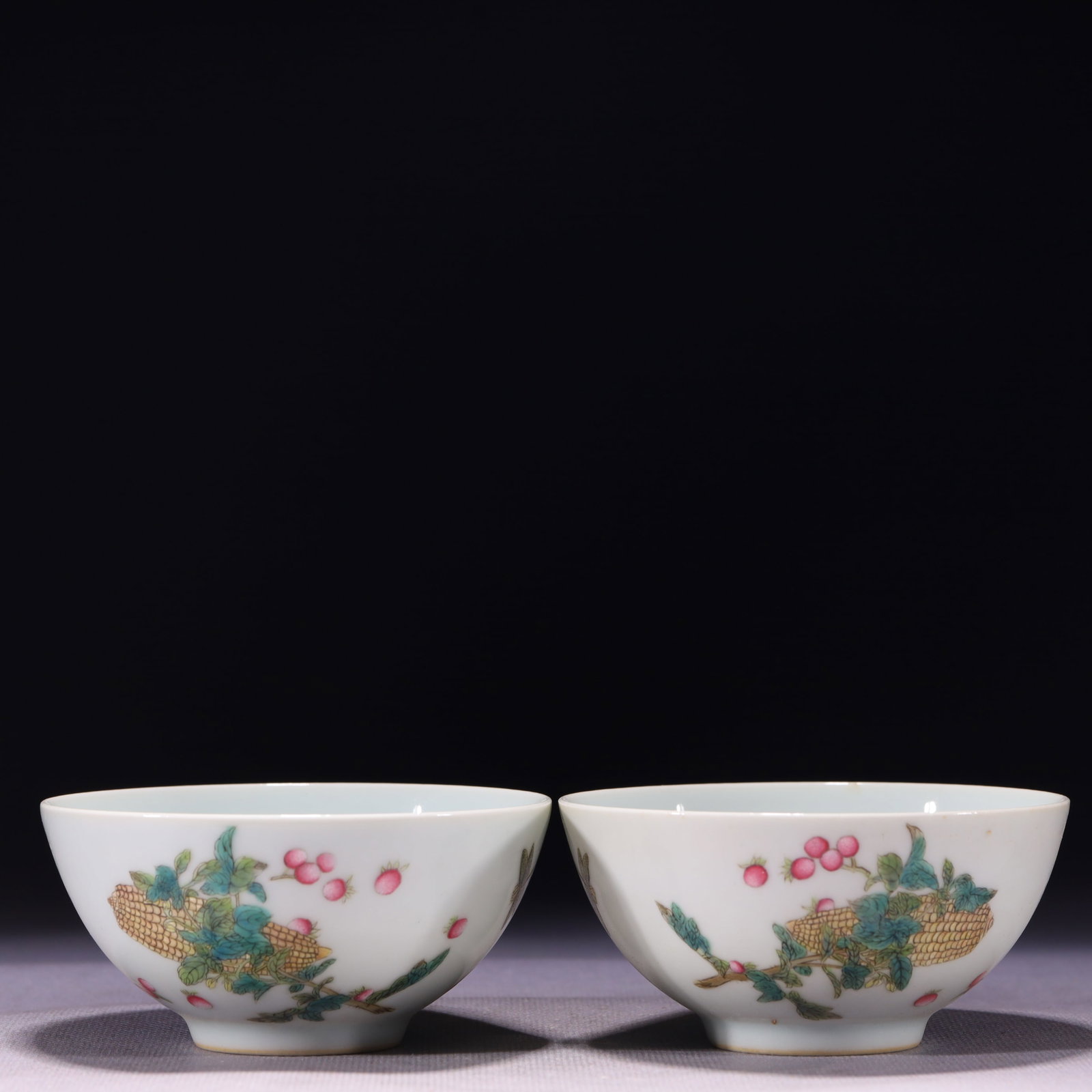 A Pair of Exquisite Famille-Rose Corn Pattern Bowls,with poem: A Pair of Exquisite Famille-Rose Corn Pattern Bowls,with poem,Qing Dynasty,China,Yongzheng Six-character Mark,Size:3.6inx1.8in,Weight:149g 一对粉彩玉米纹Ĵ